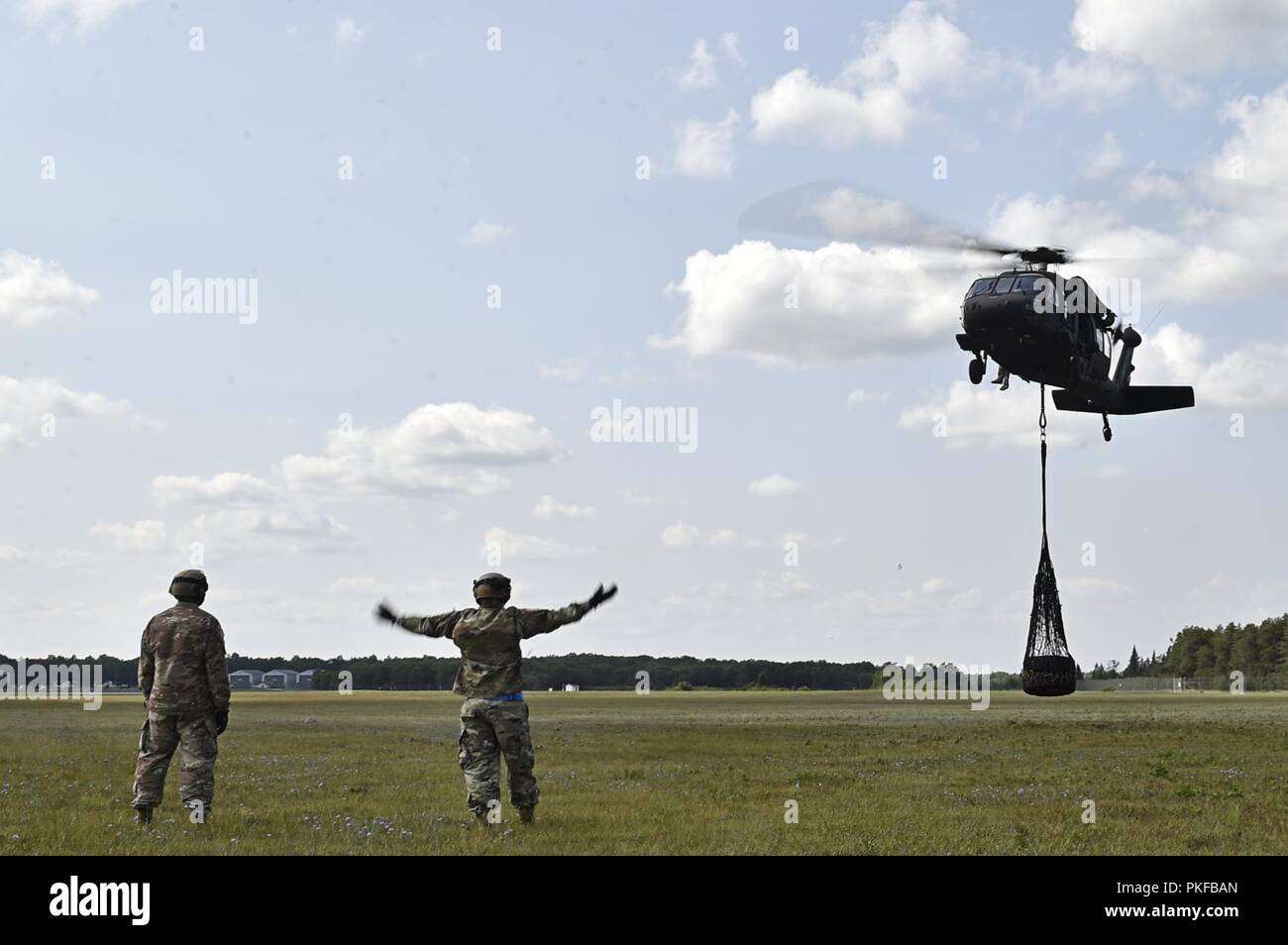 Contingency Response Flieger an die 621St Contingency Response Flügel von Travis Air Force Base, Calif., direkter Ein UH-60 Blackhawk Hubschrauber während Sling-Laden, die im Rahmen der Übung Northern Strike in Alpena Combat Readiness Training Center, Mich., Nov. 8 zugewiesen. Northern Strike ist eine robuste militärische Bereitschaft Übung durch die Michigan Army National Guard verfügt über gemeinsame und multi-nationalen Streitkräfte gemeinsam für gesamtkraft Integration koordiniert. Stockfoto