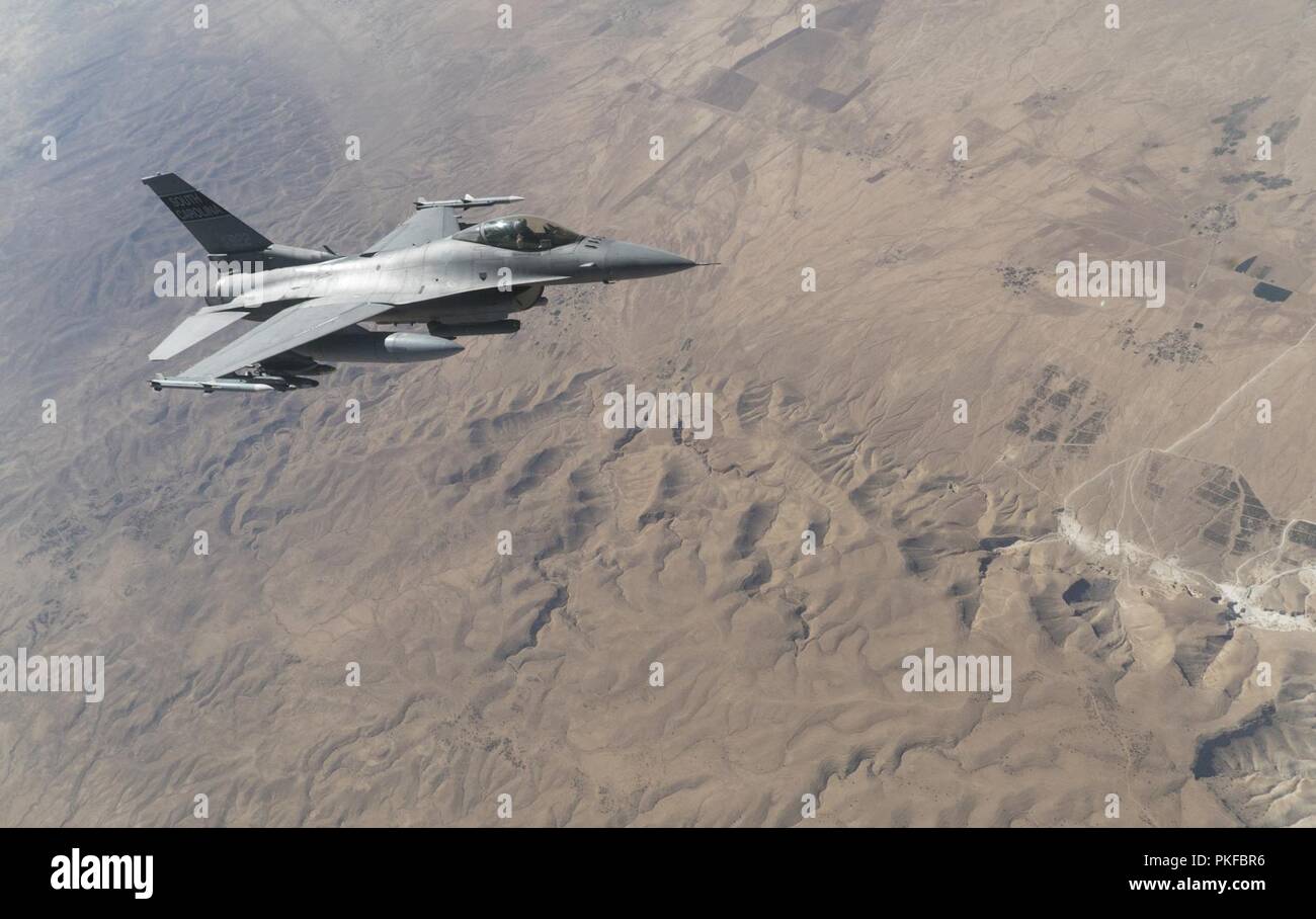 Ein US Air Force F-16 Fighting Falcon Banken weg nach Erhalt in-flight Kraftstoff aus einer KC-135 Stratotanker zur 28 Expeditionary Air Refuelling Squadron während der Luftbetankung Mission zur Unterstützung der Operation inhärenten Lösen über den Irak, Aug 11, 2018 zugeordnet. Die F-16 ist sehr wendig und hat sich bewährt in der Luft-zu-Luft bekämpfen und Luft-zu-Oberfläche angreifen. Es bietet eine relativ kostengünstige, leistungsstarke Waffensystem für die Vereinigten Staaten und die verbündeten Nationen. Stockfoto