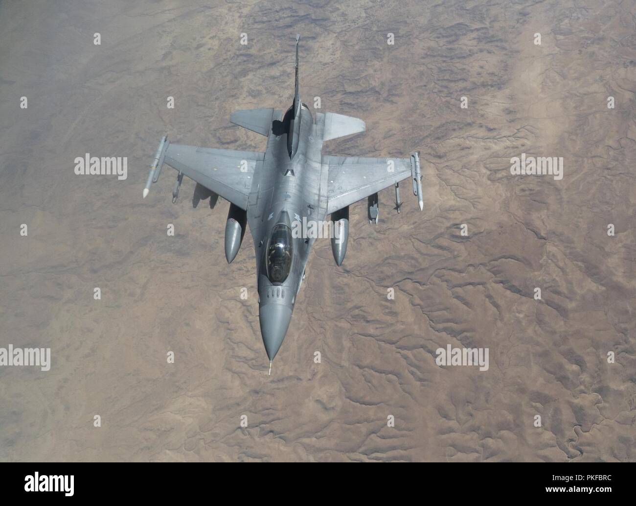 Ein US Air Force F-16 Fighting Falcon fliegt über den Irak zur Unterstützung der Operation inhärenten Lösen Aug 11, 2018. Die F-16 Fighting Falcon ist ein kompakter, multi-role Fighter Aircraft. Es ist sehr wendig und hat sich bewährt in der Luft-zu-Luft bekämpfen und Luft-zu-Oberfläche angreifen. Stockfoto