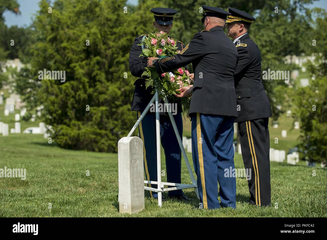 Command Sgt. Maj Richard Johnson, Links, command Sergeant Major der Armee, und die Armee Generalmajor Erik Peterson, der kommandierende General der ersten Armee, legen einen Kranz am Grab von General der Armeen John J. Pershing auf dem Arlington National Cemetery, 12.08.10, 2018 in Arlington, Virginia. wurde der Festakt zum 100. Geburtstag des Einheit, deren ersten kommandierenden General war GAS Pershing zu markieren. Pershing wurde für sein Engagement für die Soldaten Bereitschaft angekündigt, eine Mission, die erste Armee weiterhin als Beobachter Trainer/Ausbilder für die Army National Guard und der US-Army Reserve Einheiten vorbereitet Kämpfer zu unterstützen. Stockfoto