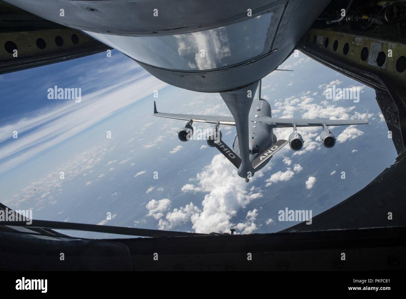 Eine C-17 Globemaster III mit dem 437Th Airlift Wing, South Carolina fliegt in Richtung Ausleger von einer KC-135 Stratotanker mit Die 121 Luftbetankung Flügel, Ohio über Südosten der USA August 10, 2018. Das Betanken war eine Übung Piloten und Crew tüchtig zu halten und die Mission bereit. Stockfoto