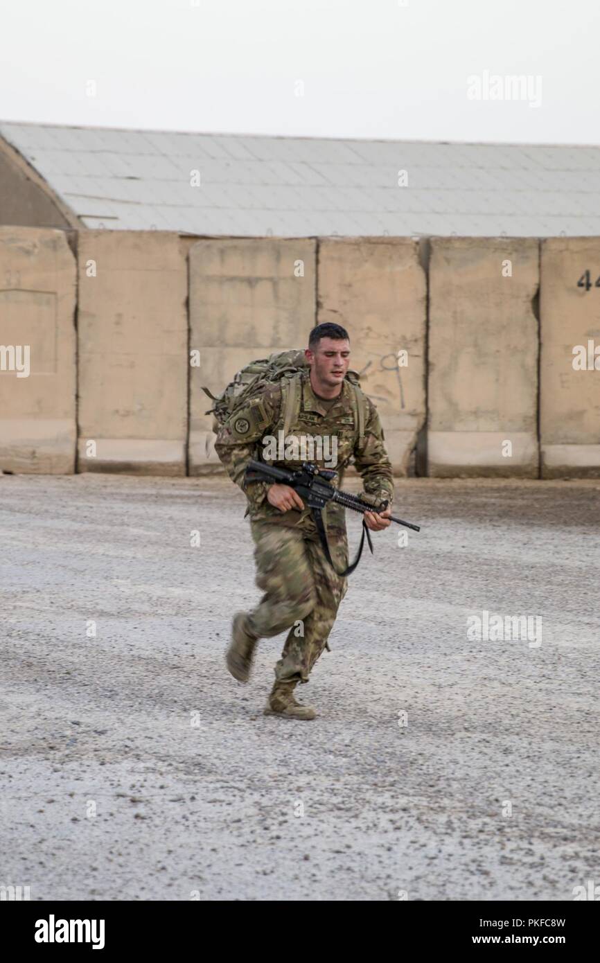 Us-Armee Private 1st Class Maslan, mit Bandit Truppe, 3.Kavallerie Regiments, führen die 5 Meile ruck März Teil einer Ranger körperliche Fitness Test im Camp Taji, Irak, 28. Juli 2018. Die 3 Reiterregiment ist ein geschult und Kraft, so wie es in den letzten 172 Jahren, und unsere Troopers sind Entgegennehmen eines Anrufs der Nation zu kämpfen und überall auf der Welt gewinnen. Stockfoto