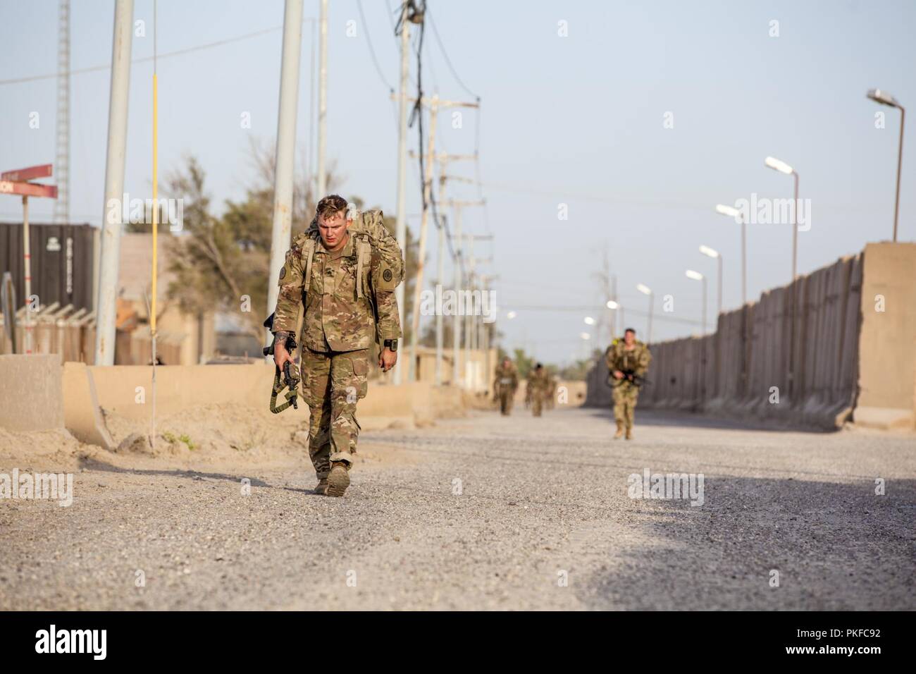 Us-Armee Sgt. Reash, mit Bandit Truppe, 3.Kavallerie Regiments, führen die 5 Meile ruck März Teil einer Ranger körperliche Fitness Test im Camp Taji, Irak, 28. Juli 2018. Die 3 Reiterregiment ist ein geschult und Kraft, so wie es in den letzten 172 Jahren, und unsere Troopers sind Entgegennehmen eines Anrufs der Nation zu kämpfen und überall auf der Welt gewinnen. Stockfoto