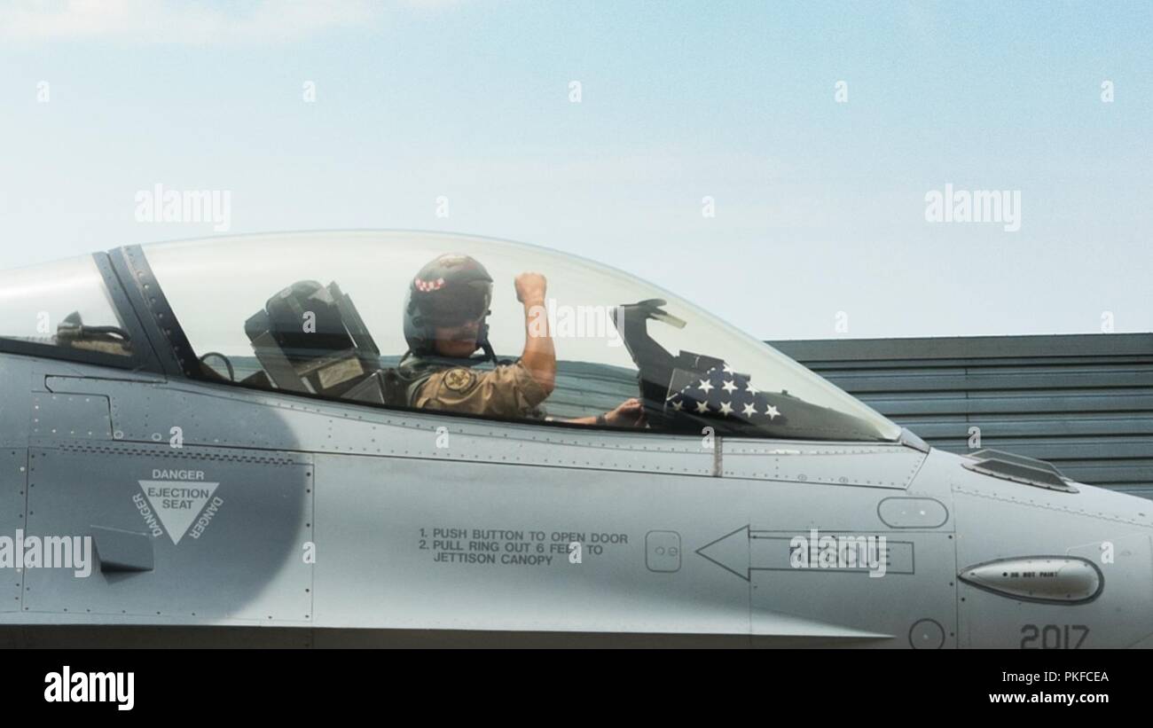 Kapitän John Nowakowski, 125th Fighter Squadron Pilot, feiert die Rückkehr von einer Bereitstellung, Aug 4, 2018, an der Tulsa Air National Guard Base in Tulsa, Oklahoma. Mehr als 300 Flieger aus Die 138 Fighter Wing Zurück aus Afghanistan nach einer fast vier Monate langen Einsatz. Stockfoto