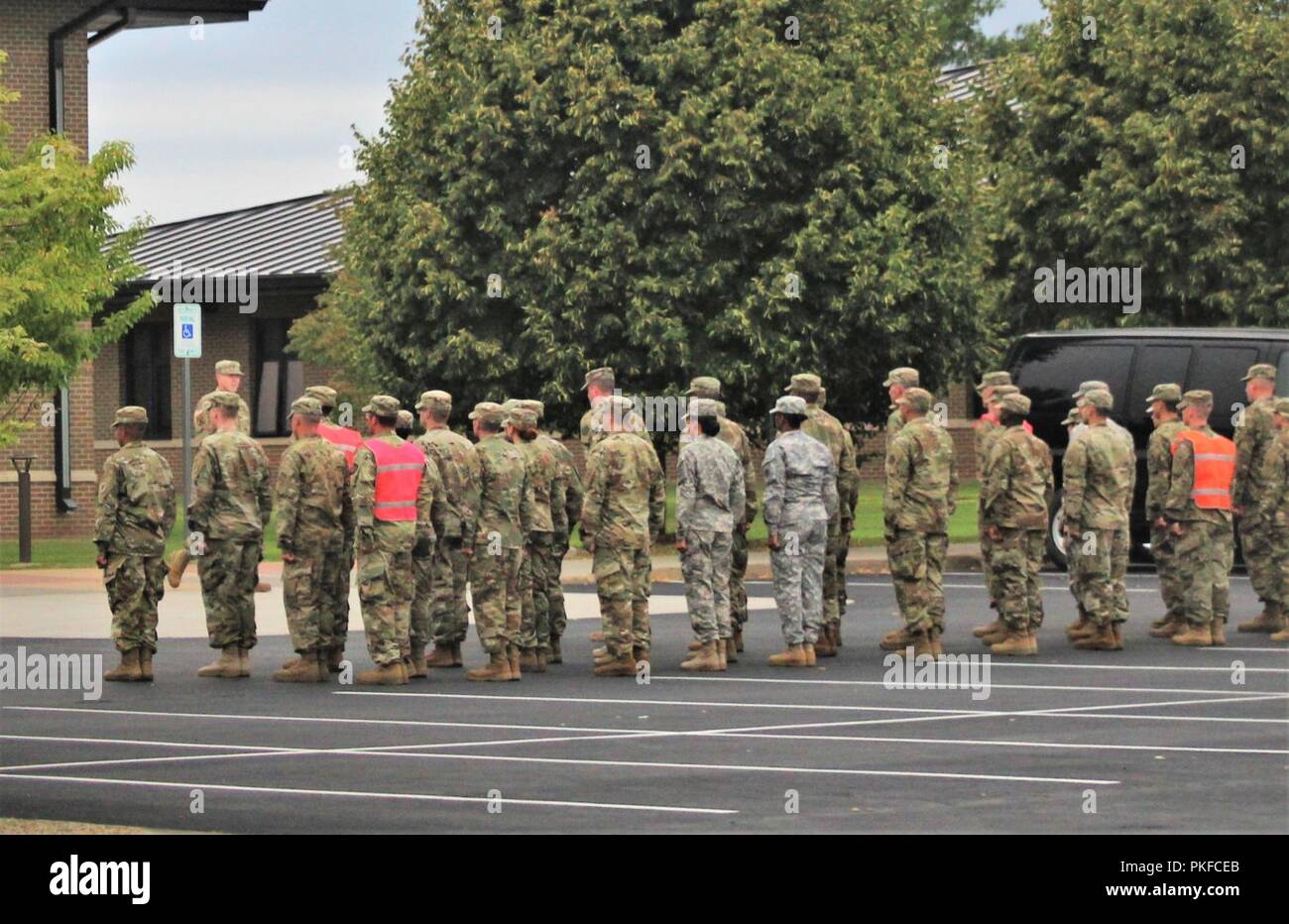 Studenten in das Fort McCoy Noncommissioned Officer's Academy Basic Leader Kurs stehen in der Ausbildung Aug 3, 2018, am Fort McCoy, Wis der NCO Academy am Fort McCoy 1988 aktiviert wurde. Die Akademie ist einer der größten Mieter Organisationen bei der Installation die institutionellen Ausbildung mit mehr als 1.800 Studierende jährlich Teilnahme an der Schlacht Personal Noncommissioned Officer Kurs und BLC. Stockfoto