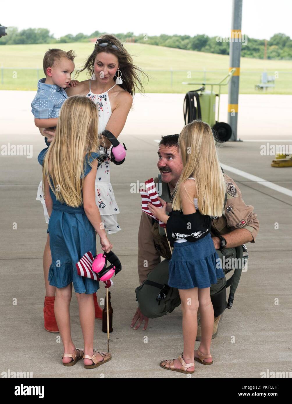 Maj. Robert Vaccariello, 125th Fighter Squadron Pilot, verbringt Zeit mit seiner Familie nach der Rückkehr nach Hause von der Bereitstellung, Aug 4, 2018, an der Tulsa Air National Guard Base in Tulsa, Oklahoma. Mehr als 300 Flieger aus Die 138 Fighter Wing Zurück aus Afghanistan nach einer fast vier Monate langen Einsatz. Stockfoto