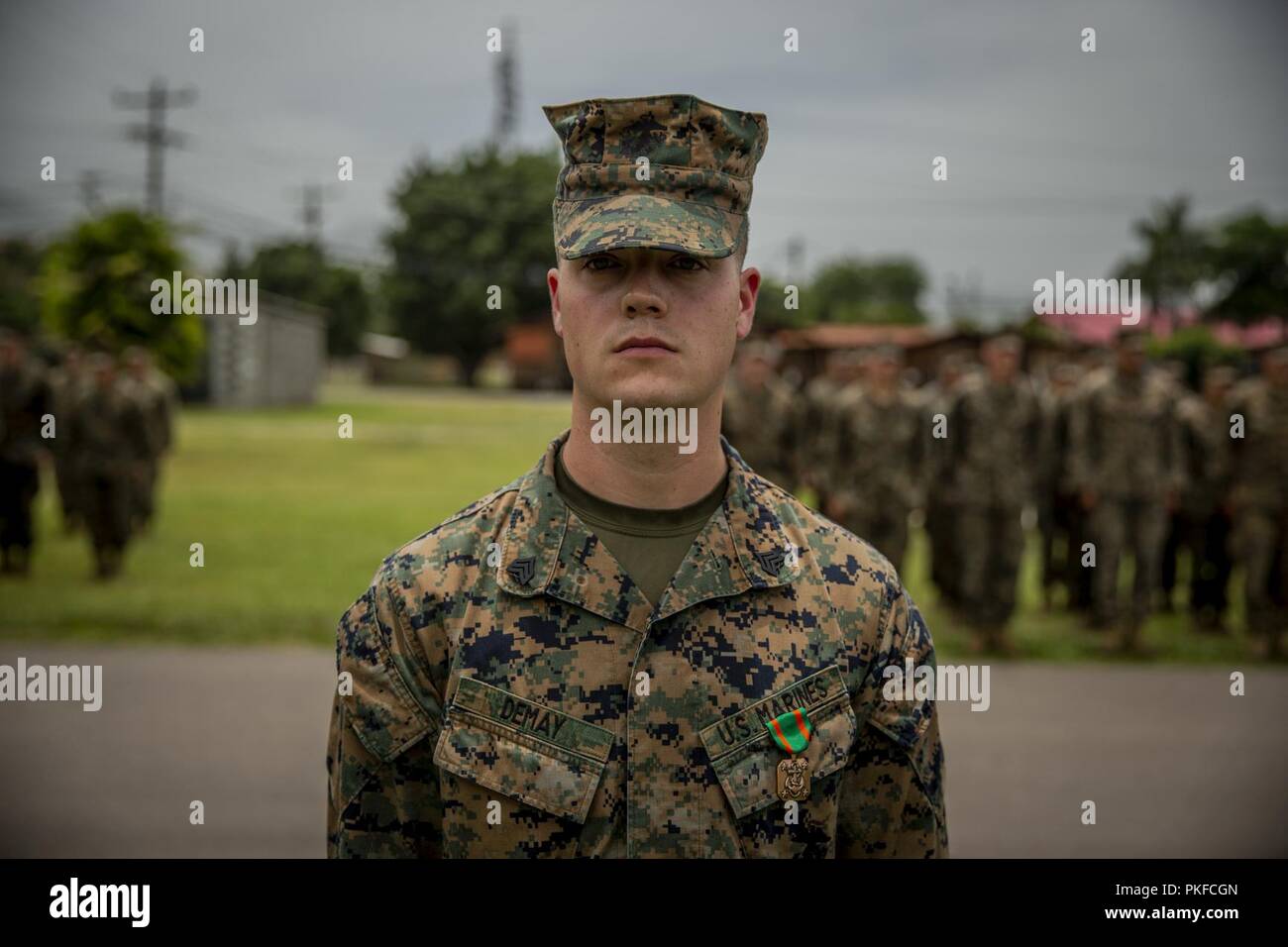 Us Marine Sgt. Erick Demay, das Marine Corps Community Services Chief mit speziellen Zweck Marine Air-Ground Task Force - südliche Befehl wurde die Navy und Marine Corps Achievement Medal für herausragende Leistungen ausgezeichnet als das Marine Corps Community Services chief Auf Soto Cano Air Base, Honduras, 10.August 2018. Die Marinesoldaten und Matrosen von SPMAGTF - SC sind die Zusammenarbeit im Bereich Sicherheit Training und Engineering Projekte Neben partner Nation militärischen Kräfte in Zentral- und Südamerika. Das Gerät ist auch auf Standby humanitäre Hilfe und Katastrophenhilfe im Falle einer Hur zur Verfügung zu stellen Stockfoto