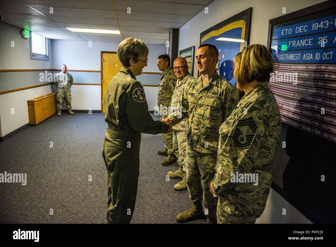 Us-Luftwaffe Heather Wilson Münzen Flieger 1. Klasse Justin Renner, von die 168 Flügel, 10. August 2018, bei Eielson Air Force Base, Alaska. Während ihres Besuchs, Wilson, der Flieger aus der 354 Fighter Wing und 168 Flügel geprägt. Stockfoto