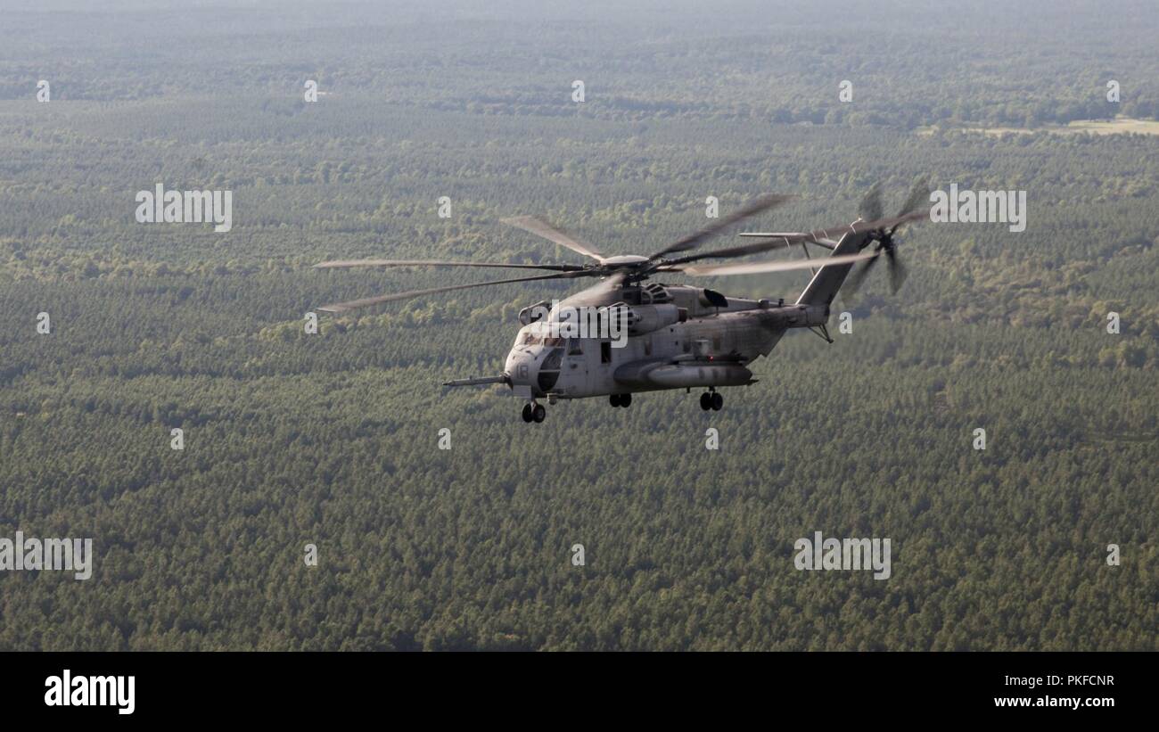 Ein U.S. Marine Corps CH-53E Super Stallion mit Marine schweren Helikopter Squadron (HMH) 461 beteiligt sich an einem Feuer Bereich Flug während Raven 18-06 an der Bekämpfung der Readiness Training Center, Gulfport, Fräulein, 9. August 2018. Raven ist eine realistische militärische Übung, in denen HMH-461 bietet Unterstützung aus der Luft zu Marine Corps Forces Special Operations Command. Diese Übung erlaubt das geschwader Core und Mission skill Training bekämpfen die Bereitschaft der Squadron innerhalb der Marine Air-Ground Task Force zu verbessern. Die CH-53E Super Hengste und die Crew sind zu HMH-461 zugewiesen, Marine Flugzeuge Stockfoto