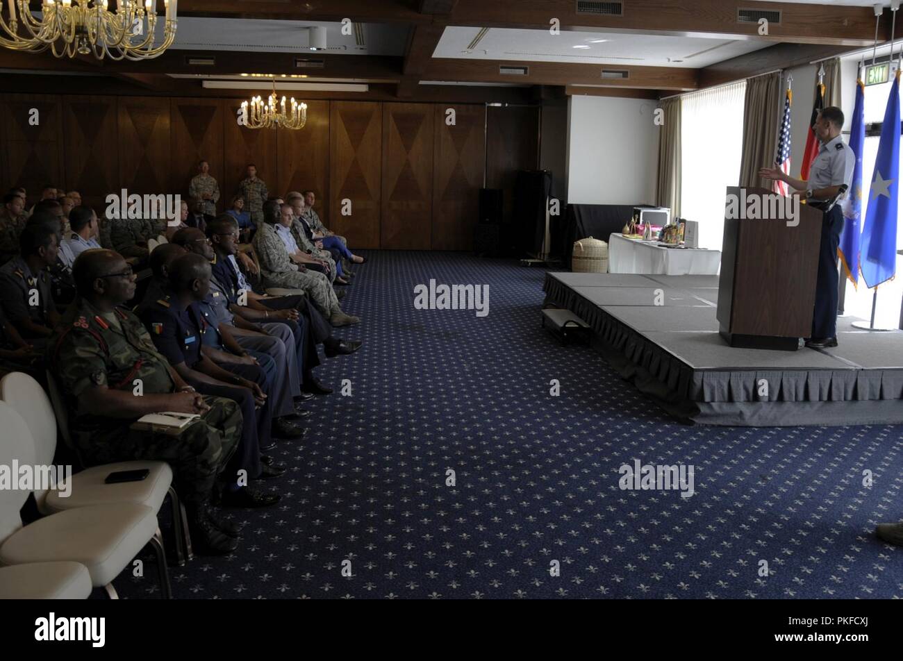 Us-Brig. Gen. Dieter Barehis, USAFE-AFAFRICA Direktor von Plänen und Programmen, gibt eine Rede während der Abschlusszeremonie der afrikanischen Partnerschaft Flug, bewirtet durch US-Kräfte in Afrika und Co - bewirtet durch Mauretanien und Senegal an der Air Base Ramstein, Deutschland, August 9, 2018. Die APF-Programm ist Luftwaffen in Afrika's Premier Sicherheit Programm für die Zusammenarbeit mit afrikanischen Partnerstaaten zu professionellen militärischen Luftfahrt Kenntnisse und Fähigkeiten zu verbessern. Stockfoto