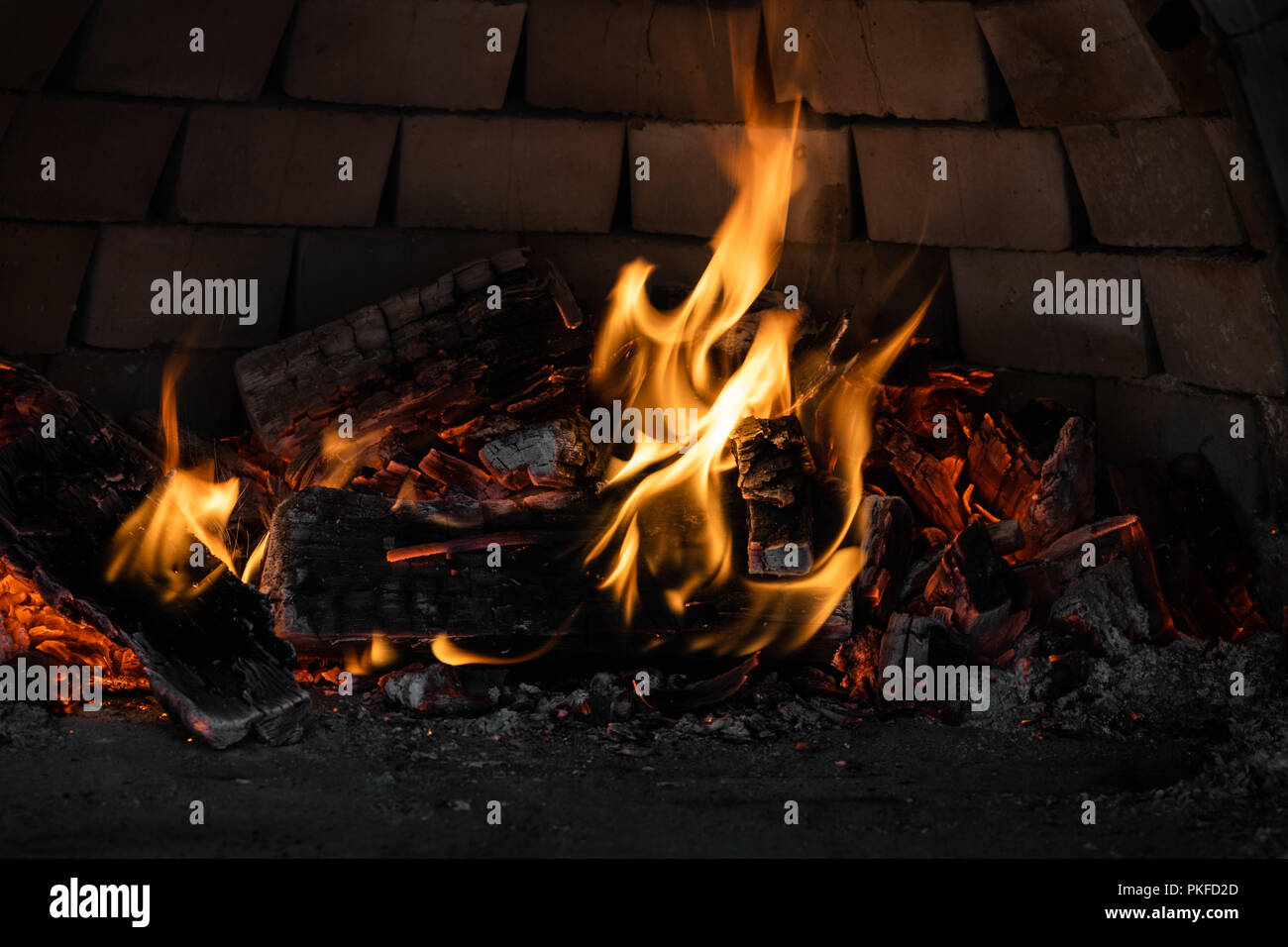 Holz Feuer in einem Ofen, der Vorbereitung zum Backen Stockfoto