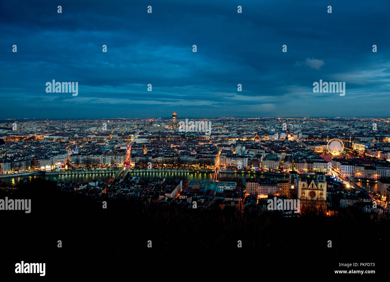 Nachtansicht mit Panoramablick über die Stadt Lyon farbige von der Fête des Lumières Installationen (Frankreich, 07/12/2009) Stockfoto