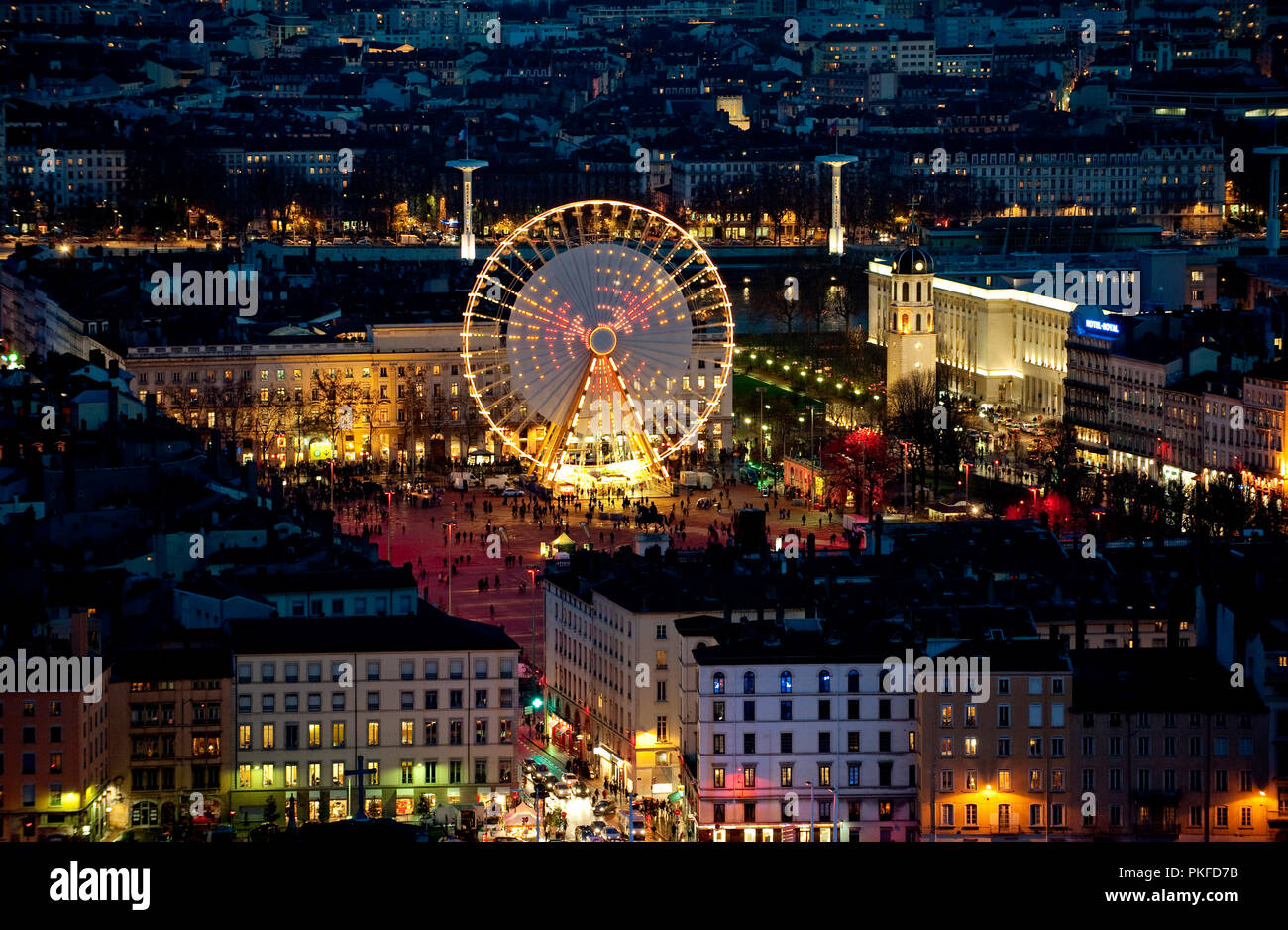 Nachtansicht mit Panoramablick über die Stadt Lyon farbige von der Fête des Lumières Installationen (Frankreich, 07/12/2009) Stockfoto