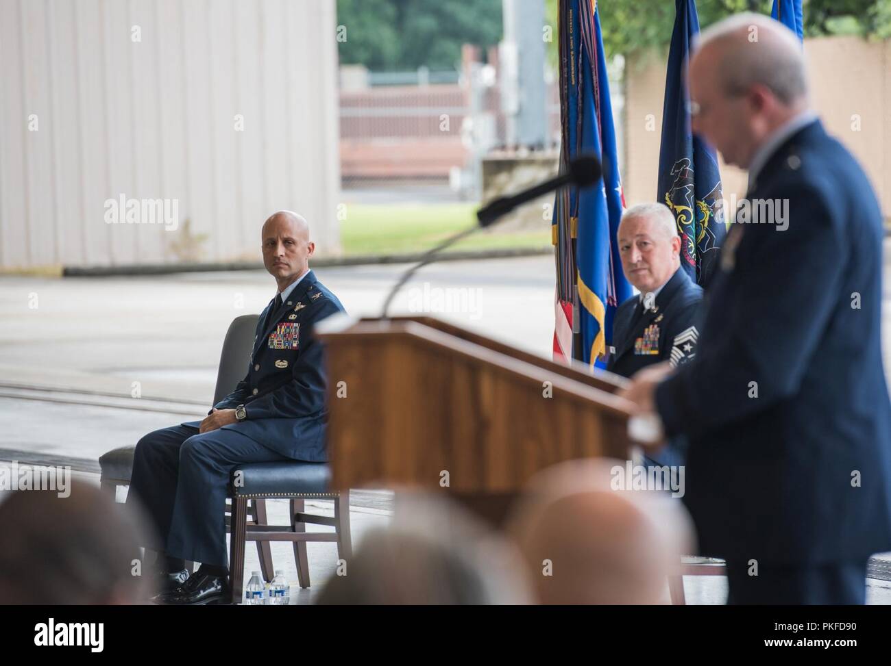 Us Air Force Colonel Terrence L. Koudelka, links, 193 Special Operations Wing Commander, Pennsylvania Air National Guard, als Brig. Gen. Mike Regan, stellvertretender Adjutant General - Luft, Adressen der Masse während der Annahme des Befehls Zeremonie August 11, 2018 in Chester, Pennsylvania. Seit 2002 Koudelka hat in verschiedenen Positionen innerhalb der Flügel serviert, bevor die Übernahme der Rolle als Wing Commander. Stockfoto