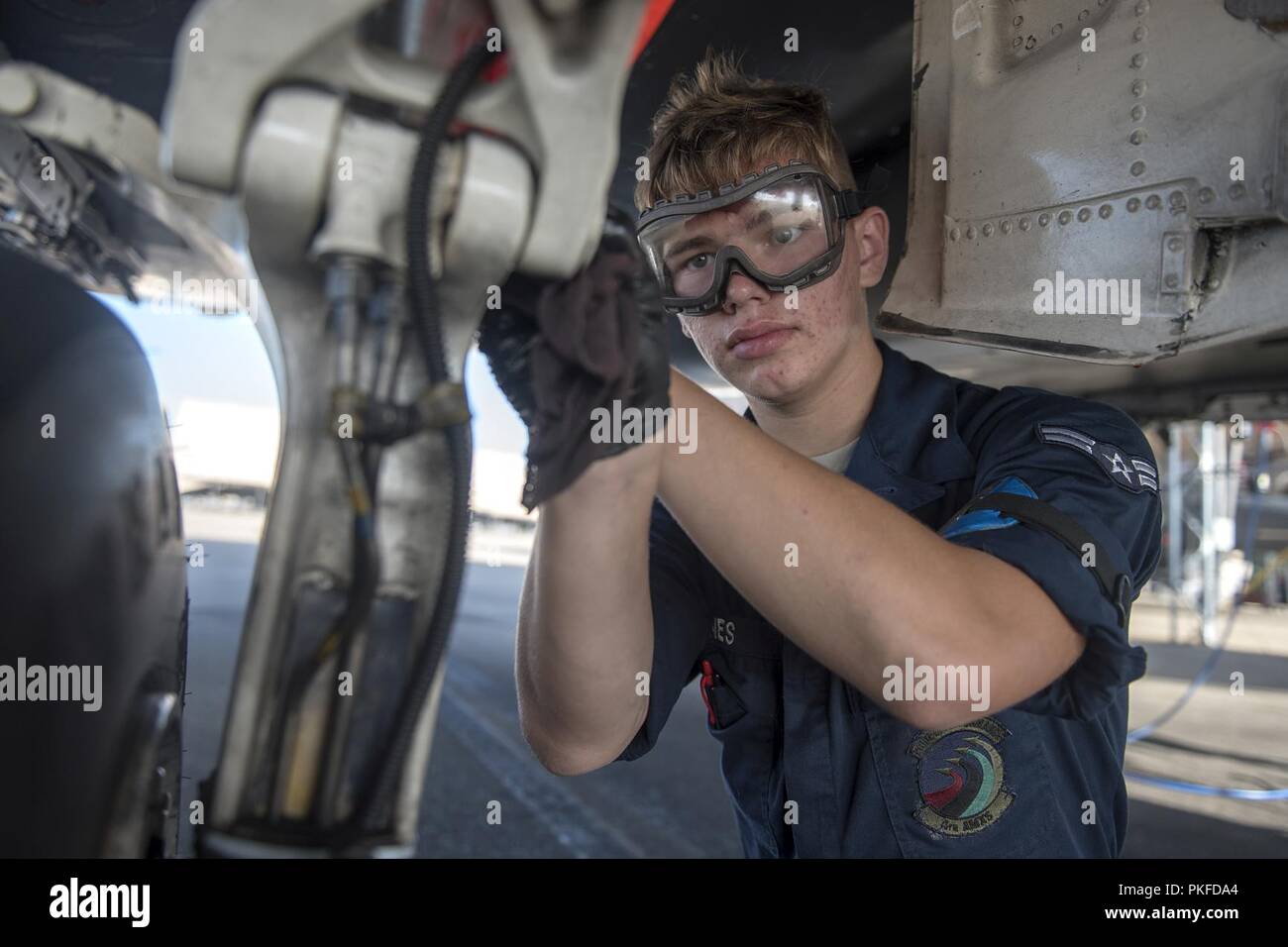 Airman 1st Class Curtis Jones, 334 Flugzeuge Wartungseinheit reinigt die Reifen einer F-15E Strike Eagle Aug 1, 2018, bei Seymour Johnson Air Force Base, North Carolina. Jones ist einer von mehr als 10 Flieger, die derzeit von einer lokalen Familie als Teil der Seymour Johnson Air Force Base Airman Sponsoring Programm, das entworfen ist, um die Flieger mit einer Allee zu stellen neue Freundschaften in der lokalen Gemeinschaft zu bilden und zu unterstützen, die über die formalen Arbeitsumgebung sammeln gefördert. Stockfoto