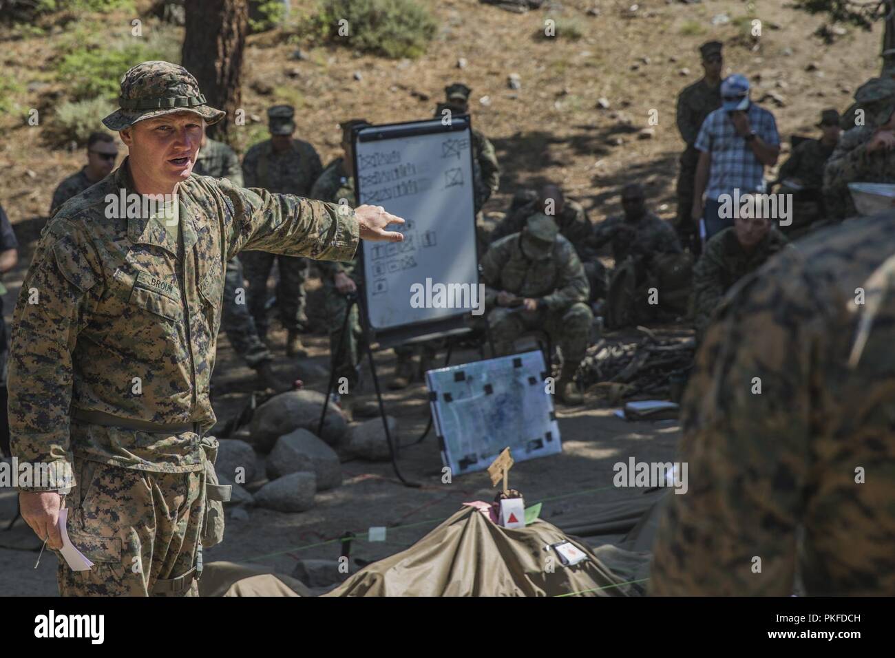 Marine Corps Mountain warfare Training Center Bridgeport, CA - Maj Charles Broun, der Operations Officer von 3Rd Battalion, 5th Marine Regiment, 1st Marine Division, spricht über die Operationen und Truppen, die Bewegung, die während ihrer Marine Corps Combat Readiness Übung während der Berg Training Übung (MTX) 4-18 an Bord Mountain warfare Training Center Bridgeport, Calif., 30. Juli 2018 durchgeführt werden. 3 Bn., 5 Marines, in MTX 4-18 nahmen ihre Fähigkeit, ihre Kernaufgaben wesentliche Aufgaben zu, bevor Sie mit der 11 Marine Expeditionary Unit für Ihre kommende d Verhalten zu bewerten Stockfoto