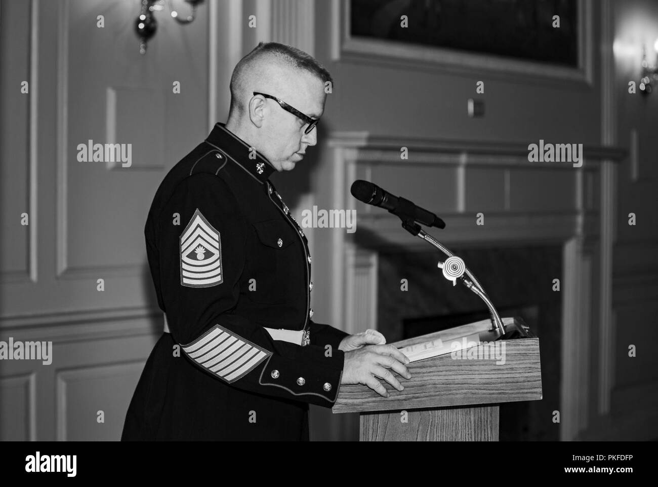 Ein US-Marine erzählt während einer Zeremonie für den Ruhestand Master Gunnery Sgt. Bryan Soldaten Boyd, Senior Advisor, Anlagen und Logistik, Harry Lee Hall, Marine Corps Base Quantico, Virginia, 26. Juli 2018. Boyd im Ruhestand nach 30 Jahren treuen Dienst. . Stockfoto