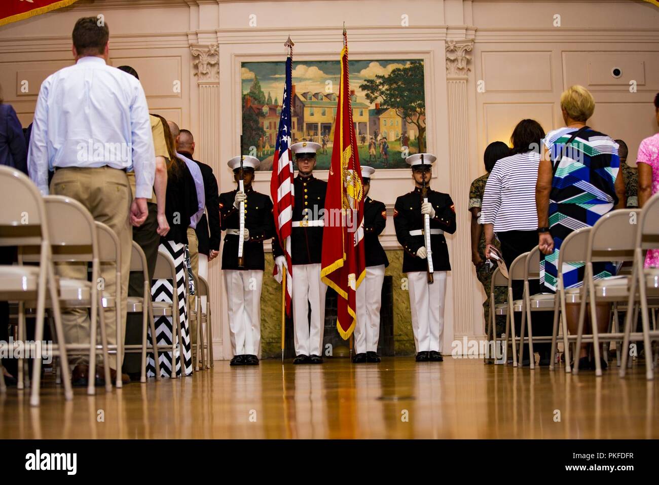 Us-Marines mit Marine Corps Base Quantico Color Guard machen Ehren am Ruhestand Zeremonie der Master Gunnery Sgt. Bryan Soldaten Boyd, Senior Advisor, Anlagen und Logistik, Harry Lee Hall, Marine Corps Base Quantico, Virginia, 26. Juli 2018. Boyd im Ruhestand nach 30 Jahren treuen Dienst. Stockfoto