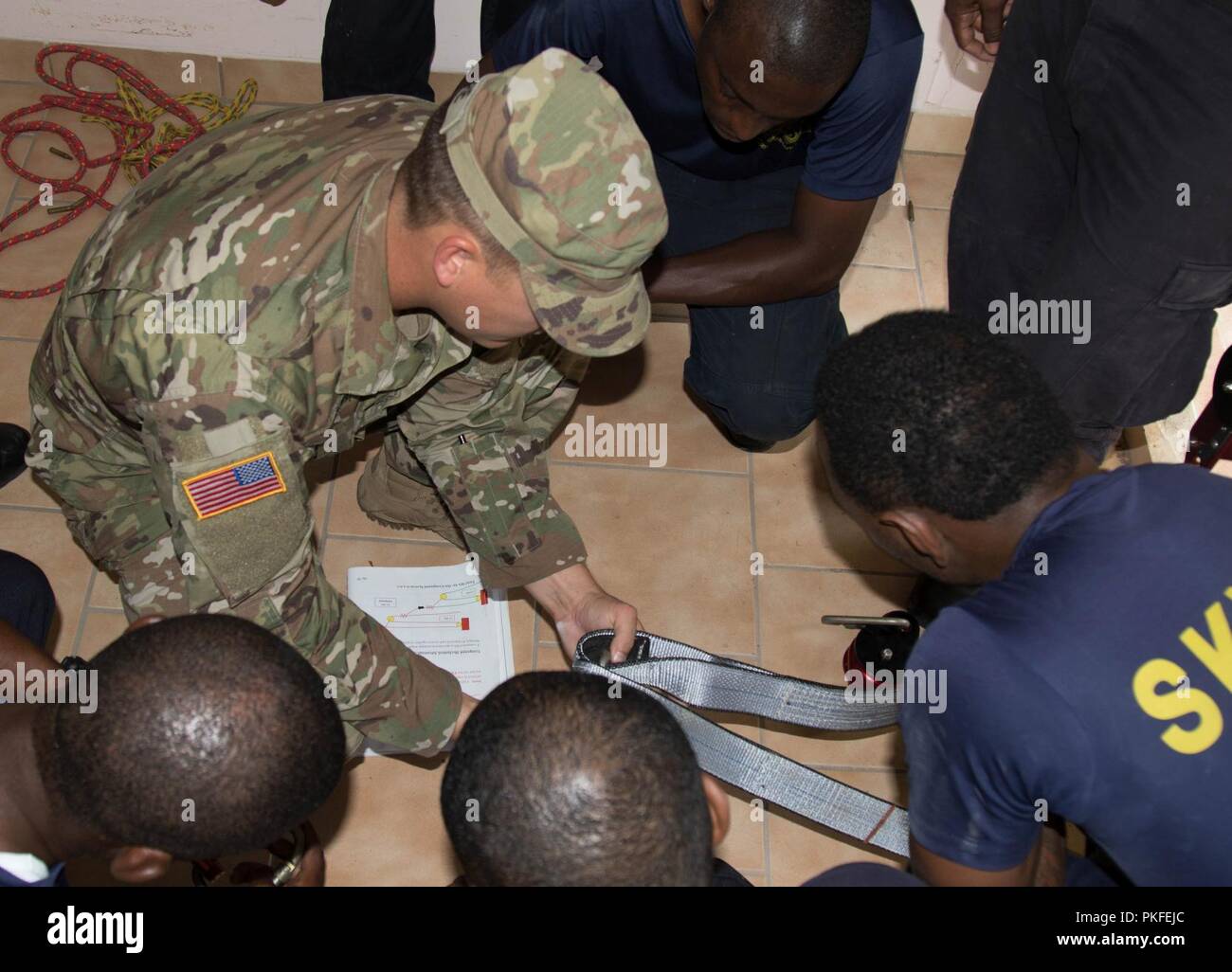 Sgt. Andrew Ware, Teammitglied mit den chemischen, biologischen, radiologischen, nuklearen Sprengstoff enhanced Response Force Paket Team bespricht die Ankerpunkte und Redundanz bei der Sicherung der Seile für die Extraktion mit der St. Kitts und Nevis Feuerwehr Dienstleistungen, Fort Thomas verlassenen Hotel, St. Kitts und Nevis. Stockfoto