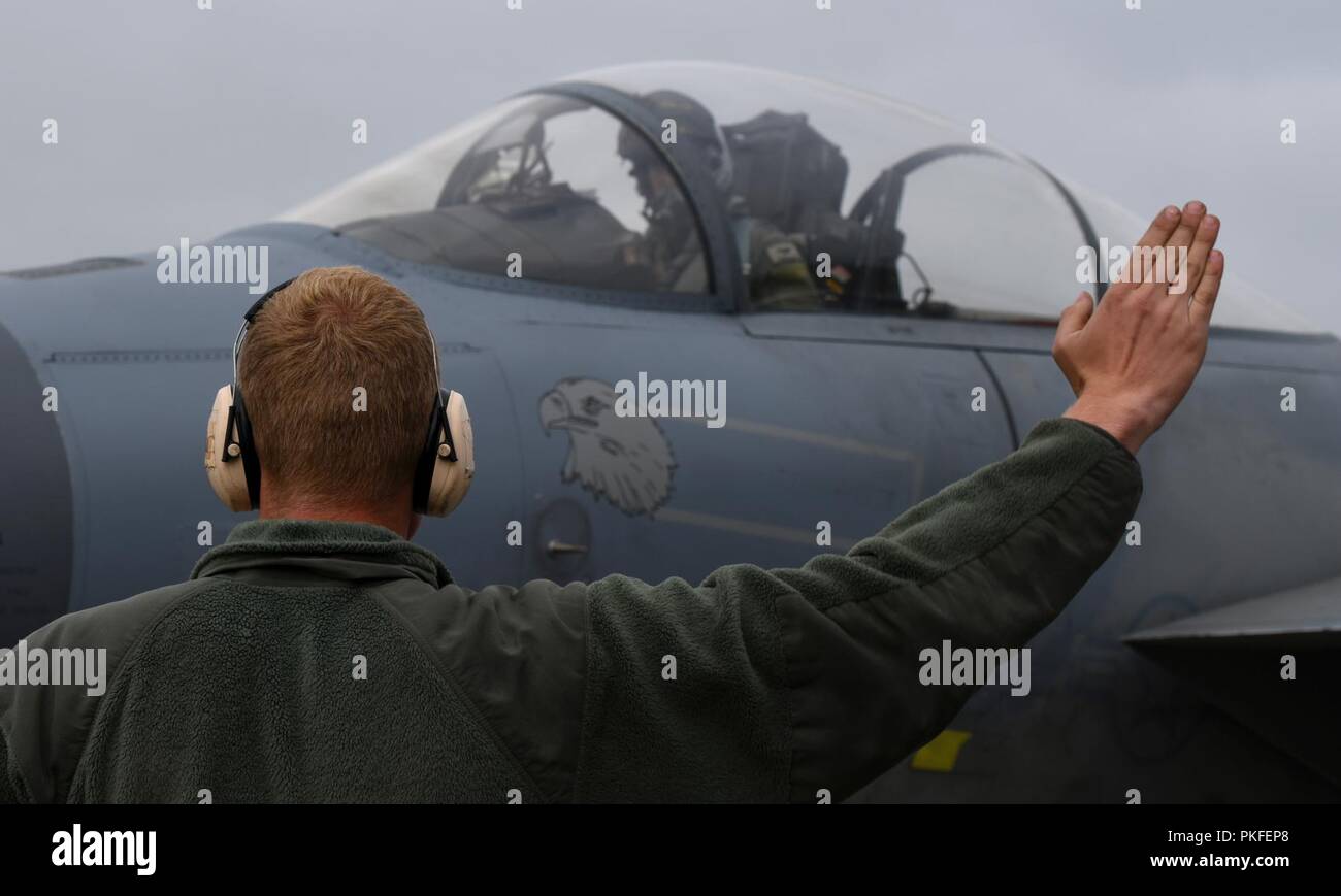 Einen Flieger in die 748Th Aircraft Maintenance Squadron zugeordnet Marschälle einer F-15C Eagle für die Abfahrt in Keflavik, Island, Nov. 2, 2018, zur Unterstützung des NATO-isländischen Air Surveillance Mission. Während IAS, die 748Th AMXS Flieger sind für die Wahrung der vier Mission critical F-15 s sowie 10 zusätzliche Düsen für die Ausbildung vorgesehenen verantwortlich. Stockfoto