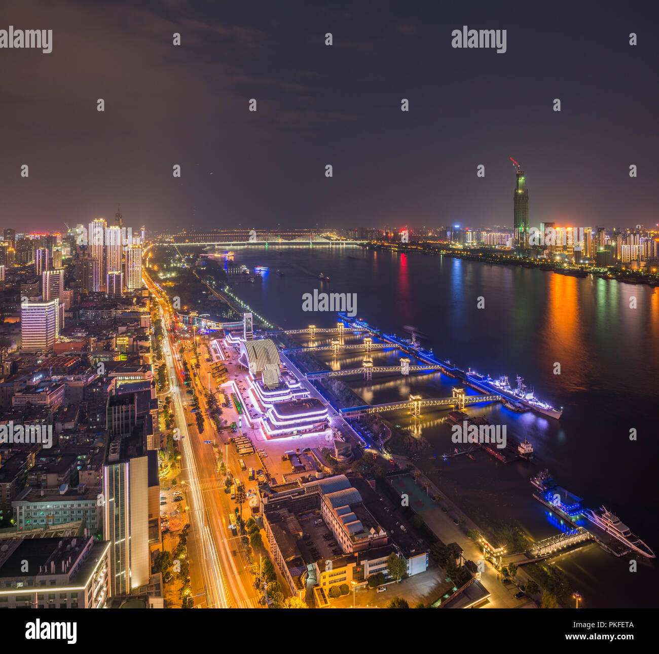 Stadt Wuhan, Provinz Hubei Bau bei Nacht Stockfoto