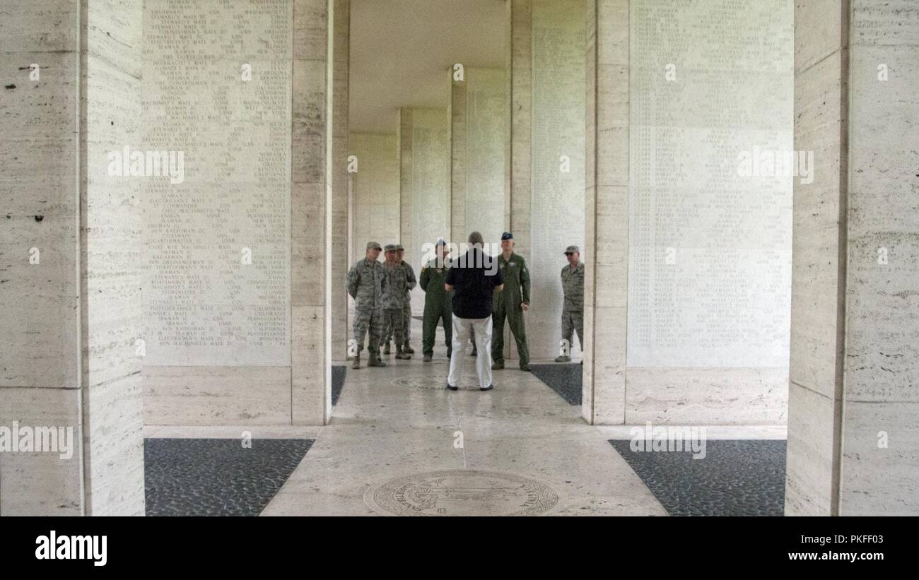 Mitglieder der Air National Guard erhalten Sie eine Tour von der Manila American Cemetery nach der Teilnahme an einem Kranz Präsentation zu ehren jene an der Memorial Park beigesetzt, Aug 5, 2018, Manila, Philippinen. Die Flieger wurden in den Philippinen Teil in einem Experten Austausch mit Philippine Air Force Gegenstücke zu als Teil eines nationalen Schutz Partnerschaft Programm Engagement. Stockfoto