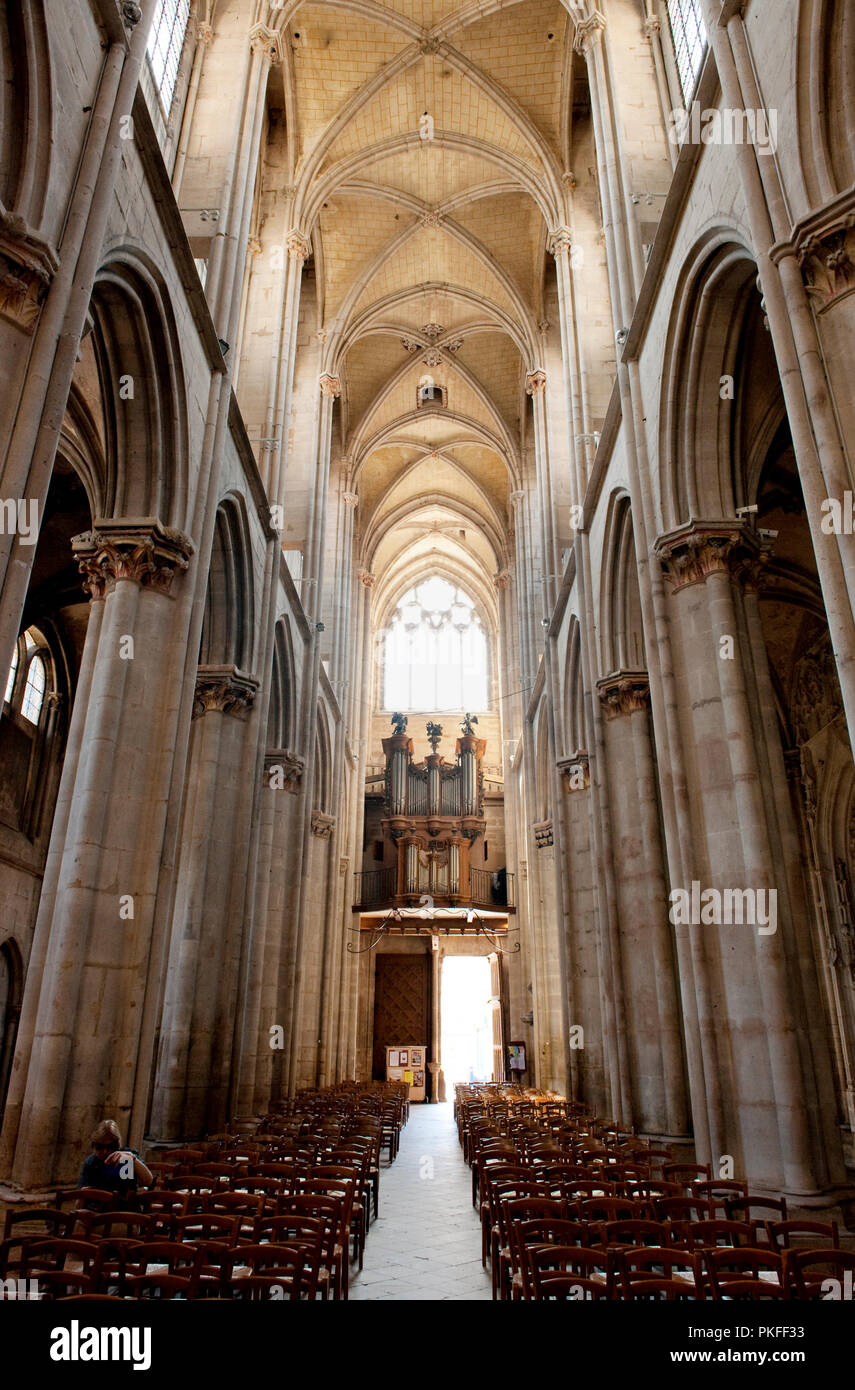 Im 11. Jahrhundert Collégiale Notre-Dame de Semur-en-Auxois Kirche in Semur-en-Auxois, in der Côte d'Or (Frankreich, 24/06/2010) Stockfoto