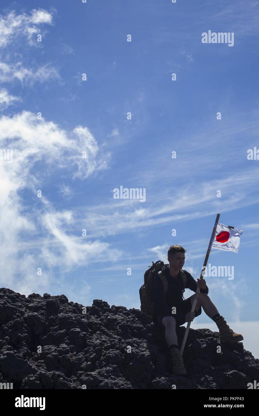 Us Marine Corps Lance Cpl. Nathan Leigh, ein Data Systems Specialist mit Marine Wing Support Squadron (MWSS) 171, sitzt an der Spitze des Mount Fuji während der Übung Eagle Grimm 18, Aug 2, 2018. Adler Zorn ist eine jährliche Übung an kombinierten Waffen Training Center Camp Fuji, Japan, entworfen, squadron Sprachkenntnisse in einer Betriebsumgebung zu erhöhen, Test für den VORWÄRTS-Befehl und Kontrolle der Struktur und der Praxis für die Praxis Kontingenz Missionen. Stockfoto