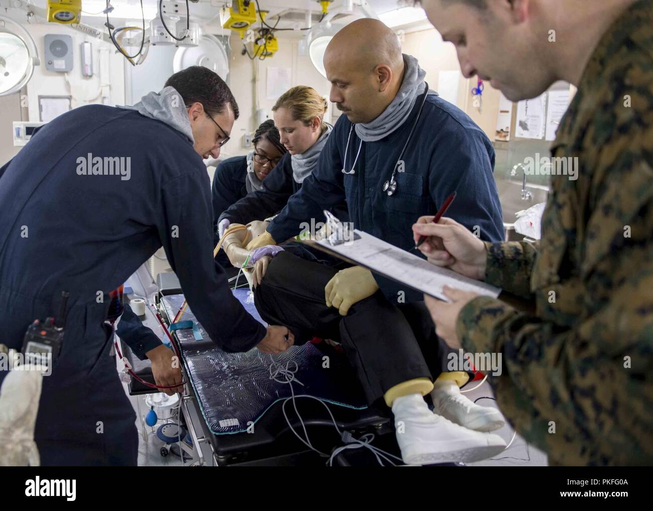 Pazifik (4. August 2018) Segler medizinisches Notfalltraining in der medizinischen Station an Bord der San Antonio leiten - Klasse amphibious Transport dock USS Anchorage LPD (23), die während einer planmäßigen Einsatz der Essex Amphibious Ready Group (ARG) und 13th Marine Expeditionary Unit (MEU). Das Essex ARG/MEU Team ist eine starke und flexible Kraft ausgestattet und skalierbar auf jede Krise, die von der humanitären Hilfe und Katastrophenhilfe zu Blindbewerbungen zu reagieren. Stockfoto