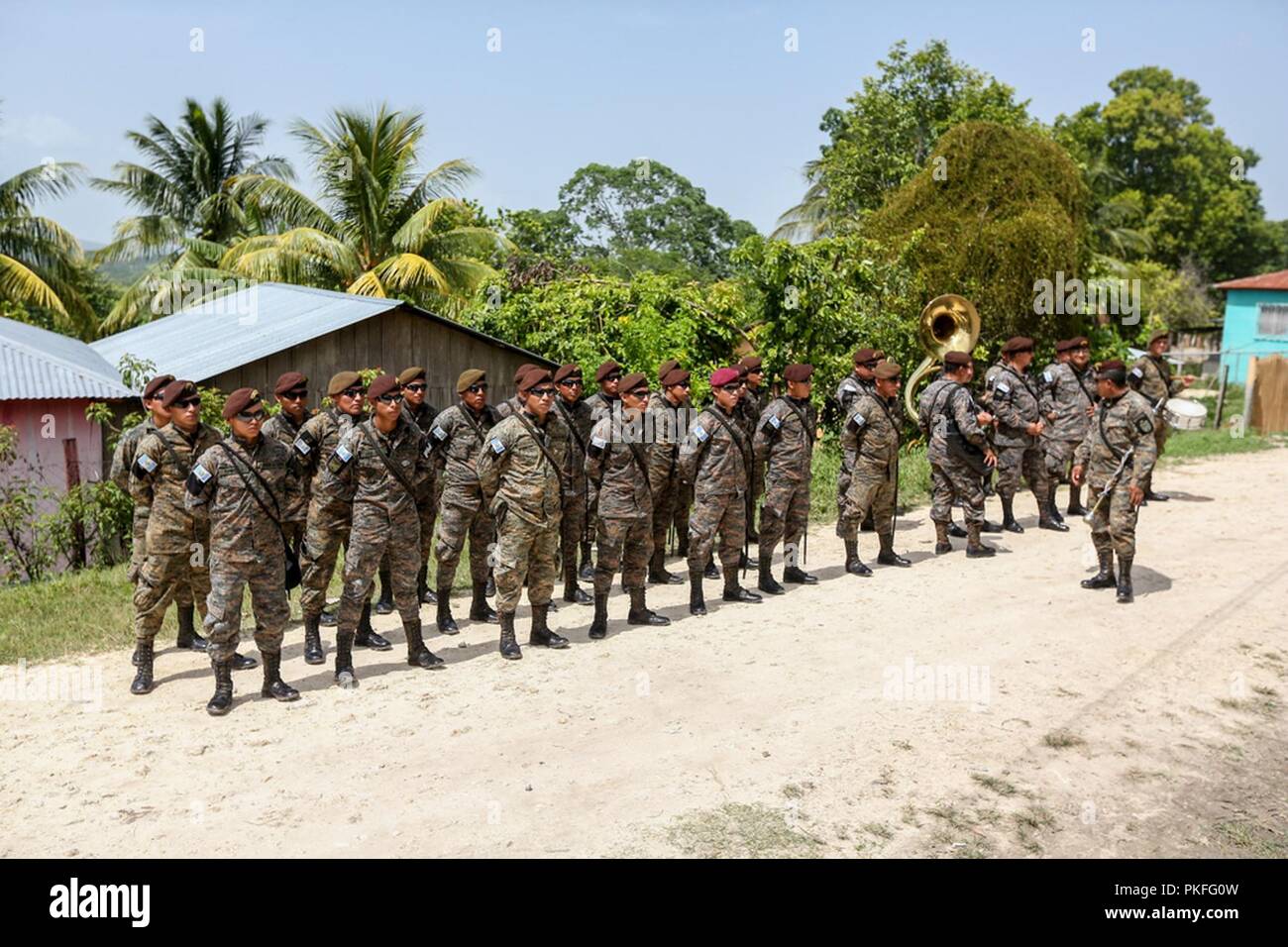 Ein Trupp Der Guatemaltekischen Armee Soldaten Steht Die Sich In Der Ausbildung Befinden Bevor Die Band Schneiden Und Ubertragung Von Tasten Auf Einer Baustelle Wo Marines Mit Special Purpose Marine Air Ground Task