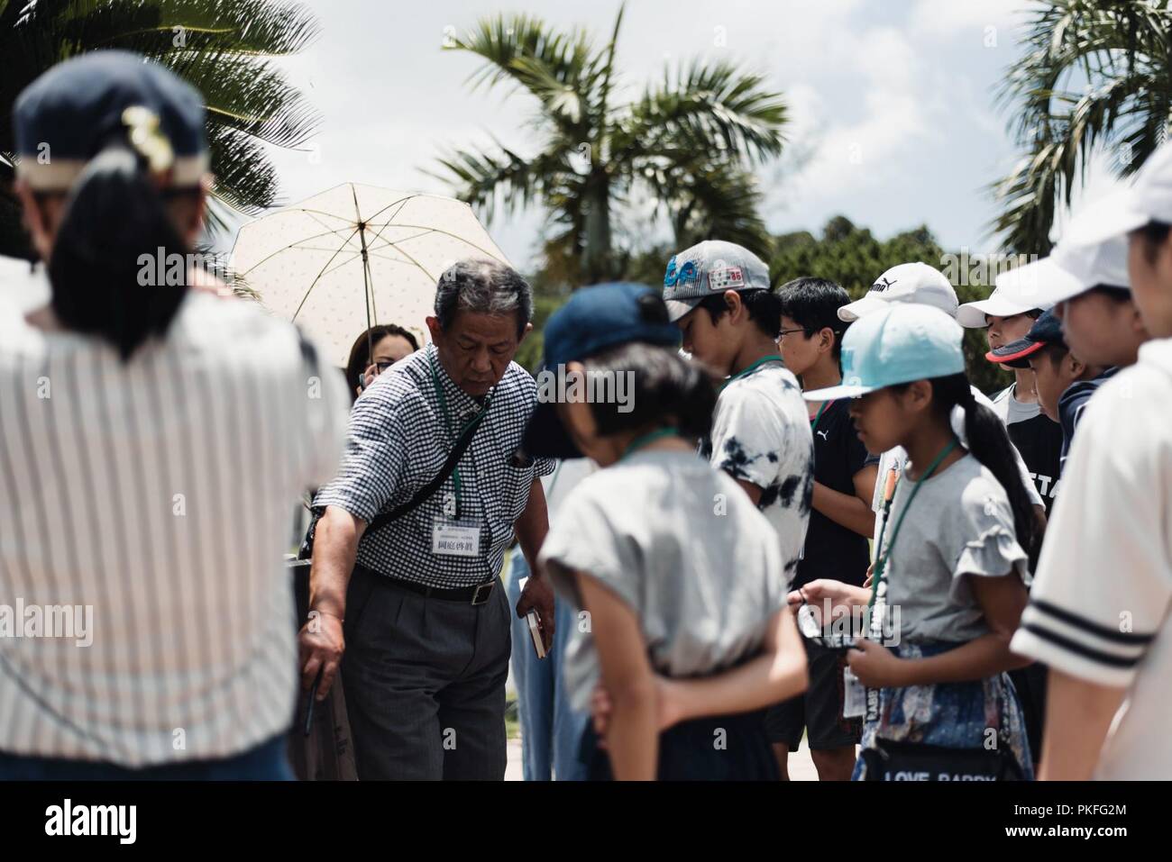 Kinder aus beiden Achi Dorf Shimoina Bezirk, Präfektur Nagano und Okinawa City, Japan, besucht Kadena Air Base historische Weltkrieg-II-Gebiete zu besuchen, Aug 6, 2018. Während der Tour Studenten vertiefte Beziehungen durch Ihre exchange Programm und erfahren mehr über die US-Partnerschaft mit Japan. Stockfoto