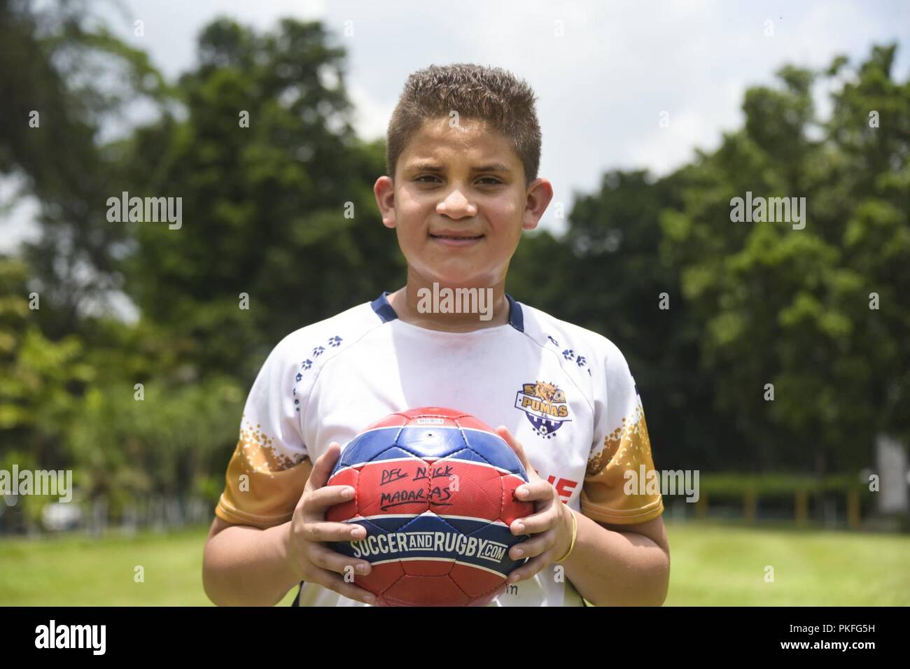 Kenneth Fernandez, ein Kick für Nick Empfänger wirft mit der Kugel, die er durch gemeinsame Aufgabe Force-Bravo zivilen Angelegenheiten am nördlichen Military School in San Pedro Sula, Abteilung der Cortes, Honduras, August 07, 2018. Kenneth erhielt einen Fußball in Nicholas Madaras' Name vor fünf Jahren und wurde durch seine spannende Geschichte inspiriert. Stockfoto