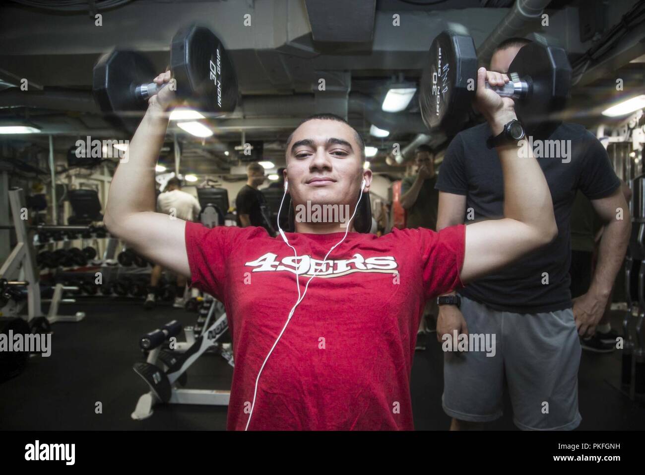 Pazifik - US Marine Lance Cpl. Andres Figueroa, ein rifleman mit Lima Company, Bataillon Landung Team 3/1, 13 Marine Expeditionary Unit (MEU), Werke, die an der Turnhalle während einer planmäßigen Einsatz der Essex Amphibious Ready Group (ARG) und die 13. MEU, 26. Juli 2018. Das Essex ARG/MEU Team ist eine starke, flexiblen, reaktionsschnellen und gleichbleibende Kraft in der Lage, Manöver Kriegsführung in allen Domänen; es ist ausgestattet und skalierbar auf jede Krise von der humanitären Hilfe und Katastrophenhilfe zu Blindbewerbungen zu reagieren. (U. Us Marine Corps Stockfoto