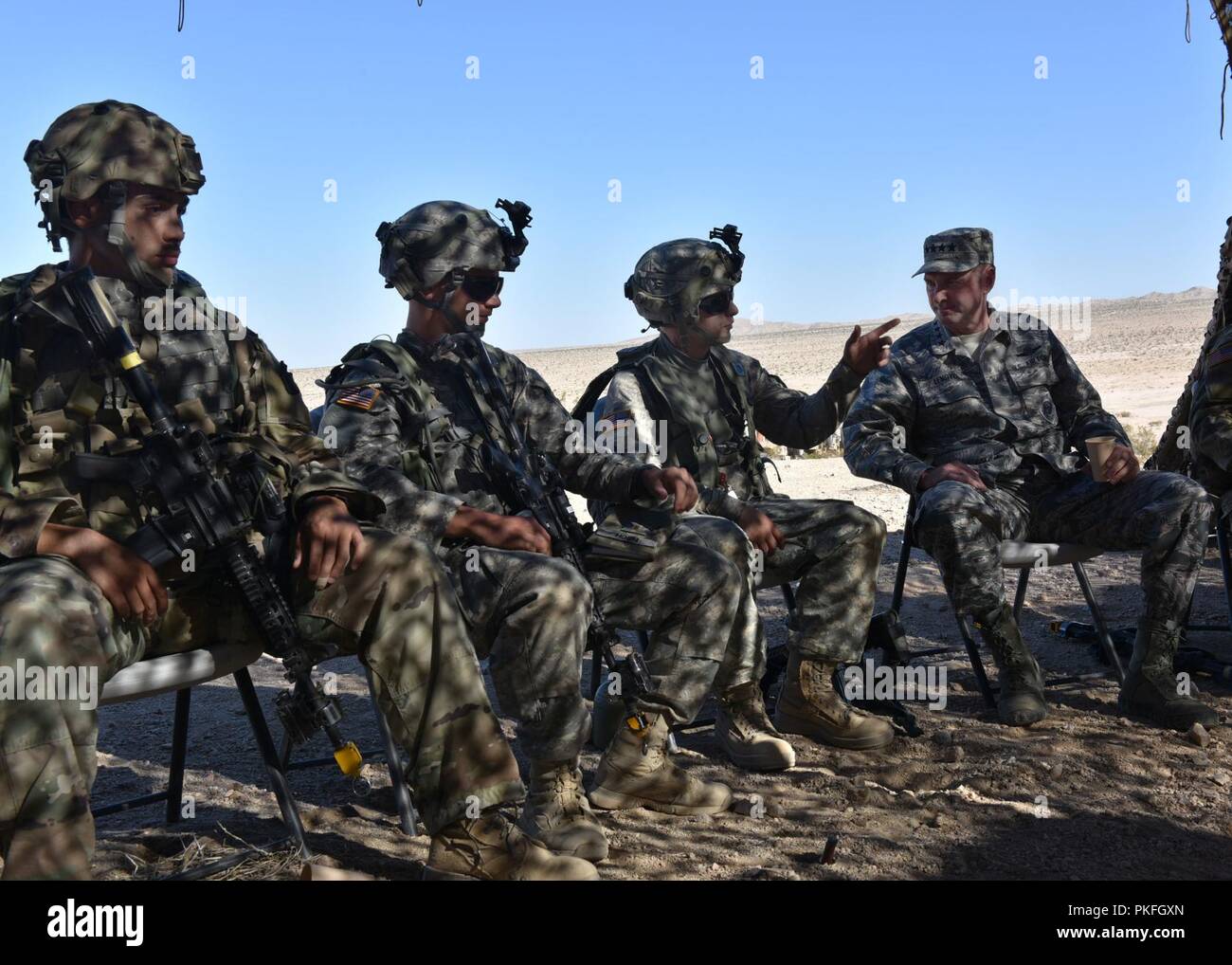 Air Force General Joseph Lengyel, Chief, National Guard Bureau, spricht mit der Pennsylvania National Guard Soldaten der Ausbildung am National Training Center in Fort Irwin, Kalifornien, Aug 6, 2018. Stockfoto