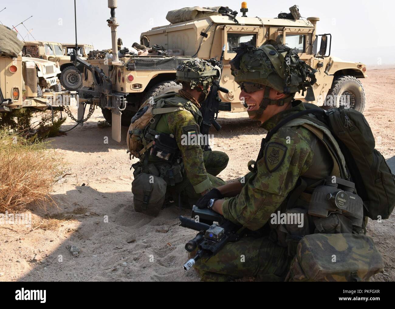Die Mitglieder des litauischen Landstreitkräfte melden Sie Soldaten der 28.Infanterie Division, Pennsylvania National Guard für die Rotation der Ausbildung an der National Training Center in Fort Irwin, Kalifornien, Aug 7, 2018. Der Pennsylvania National Guard und der Litauischen Streitkräfte feierte vor kurzem 25 Jahre erfolgreiche Partnerschaft durch den Staat. Einheiten Abschluss der Schulung rotation realistischen Bedingungen und entsprechenden entscheidende Maßnahmen Szenarien auf unversöhnliche Gelände konfrontiert. Stockfoto