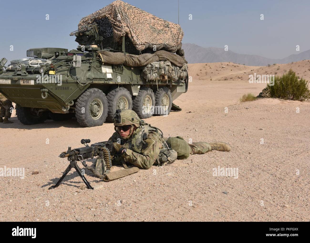 Ein Pennsylvania National Guard Soldat bietet Sicherheit während einer Ausbildung Rotation an der National Training Center in Fort Irwin, Kalifornien, Aug 7, 2018. Pennsylvania National Guard Soldaten der 28.Infanterie Division eine Drehung von Training, wo Einheiten realistischen Bedingungen und entsprechenden entscheidende Maßnahmen Szenarien auf unversöhnliche Gelände konfrontiert. Stockfoto