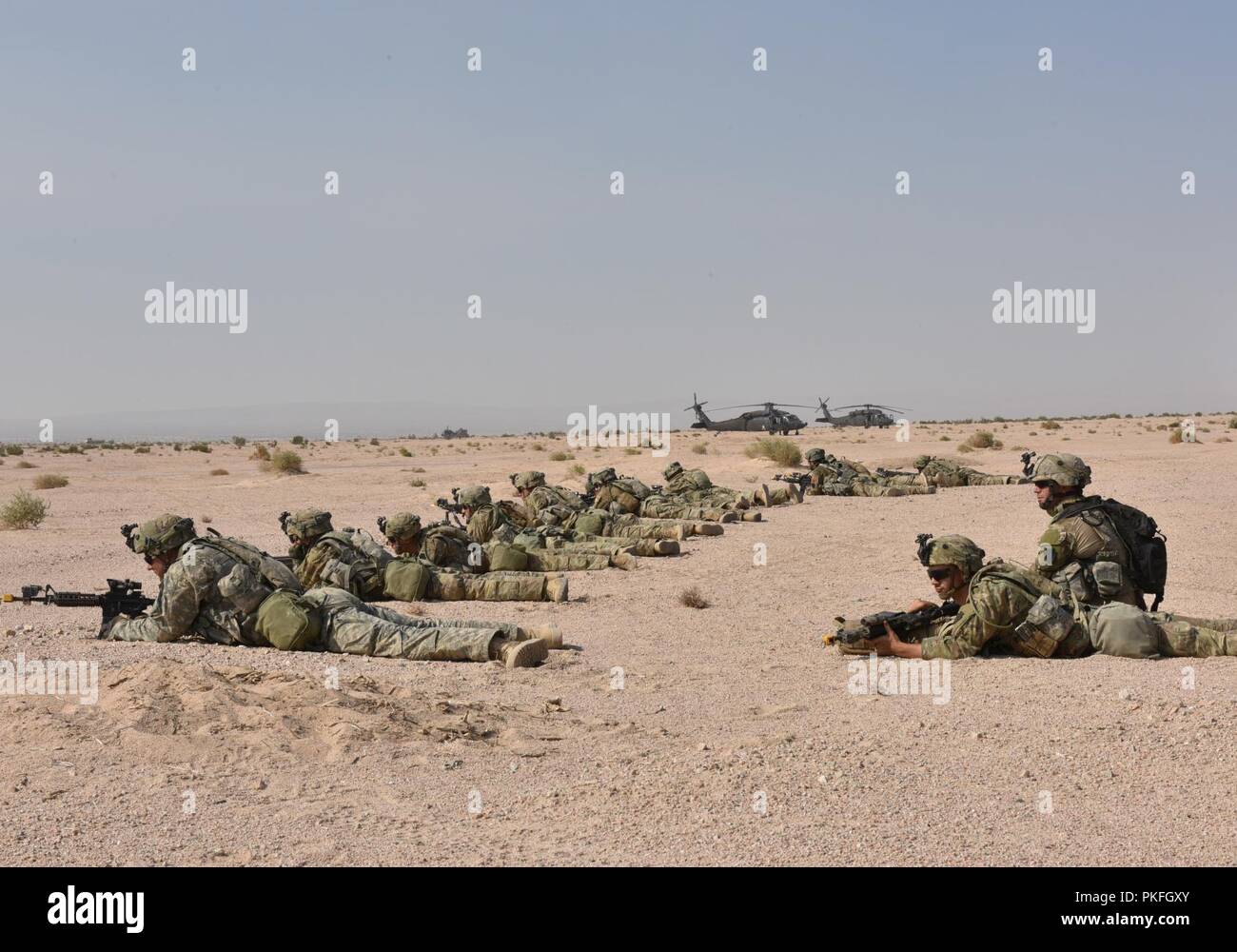 Pennsylvania National Guard Soldaten sorgen für Sicherheit während einer Ausbildung Rotation an der National Training Center in Fort Irwin, Kalifornien, Aug 7, 2018. Pennsylvania National Guard Soldaten der 28.Infanterie Division eine Drehung von Training, wo Einheiten realistischen Bedingungen und entsprechenden entscheidende Maßnahmen Szenarien auf unversöhnliche Gelände konfrontiert. Stockfoto