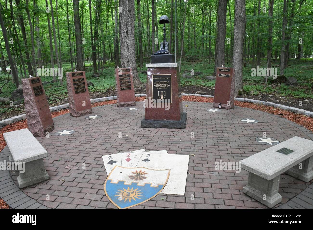 Die 2-22 Infanterie Denkmal am Fort Drum Memorial Park ehrt Soldaten des zweiten Bataillon, 22 Infanterie Regiment, 1st Brigade Combat Team, der starb, während die Operationen im Irak und in Afghanistan. Es wurde von Vietnam Veteranen vom 2 Bataillon (mechanisiert) gespendet, 22 Infanterie Regiment (die Vietnam Triple Deuce). Mitglieder der Gemeinschaft die Teilnahme an der Eröffnungs-Denkmal Denkmal laufen auf Sept. 29 werden die Möglichkeit haben, alle Standorte, die im Memorial Park zu sehen. ( Stockfoto