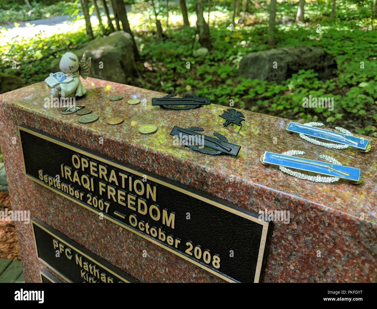 Die 2-22 Infanterie Denkmal ehrt Soldaten des zweiten Bataillon, 22 Infanterie Regiment, 1st Brigade Combat Team, der starb, während die Operationen im Irak und in Afghanistan. Es wurde von Vietnam Veteranen vom 2 Bataillon (mechanisiert) gespendet, 22 Infanterie Regiment (die Vietnam Triple Deuce). Plaketten auf vier Marmorsäulen Liste der Operationen und 2-22 Soldaten aus 2003 bis 2013. Auf diese Säulen, die Besucher haben Engel Figuren, Münzen und Zweig Insignia. Mitglieder der Gemeinschaft die Teilnahme an der Eröffnungs-Denkmal Denkmal laufen auf Sept. 29 werden die Möglichkeit haben, alle Standorte anzeigen Stockfoto