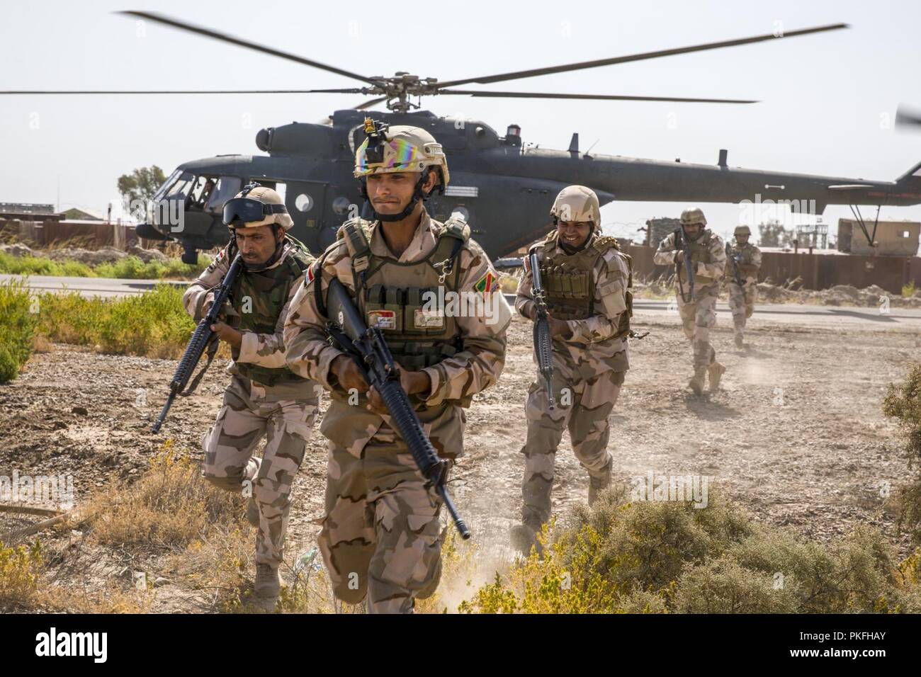 Irakische Soldaten, mit 2Nd Battalion, 59th Brigade, verschieben Sie diese in eine Unterstützung durch Feuer Position während einer bestätigenden Aktivität, Probe im Camp Taji, Irak, 29. Juli 2018. Durch beschleunigte Erfolge gegen ISIS im Jahr 2017 aktiviert, Koalition Unterstützung für unsere Partner entwickelt, wie wir unsere Partner bei der Bereitstellung von Sicherheit, die Stabilisierung unterstützen. Stockfoto