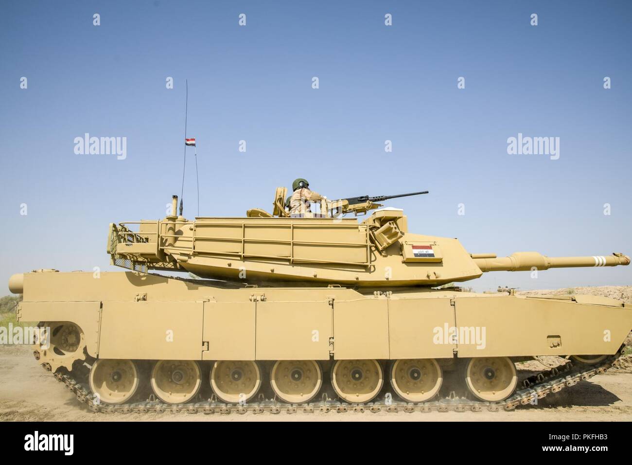 Eine irakische Armee M1A1 Abrams Tank zu einem Angriff Punkt während einer bestätigenden Aktivität, Probe im Camp Taji, Irak, 29. Juli 2018 fort. Durch beschleunigte Erfolge gegen ISIS im Jahr 2017 aktiviert, Koalition Unterstützung für unsere Partner entwickelt, wie wir unsere Partner bei der Bereitstellung von Sicherheit, die Stabilisierung unterstützen. Stockfoto