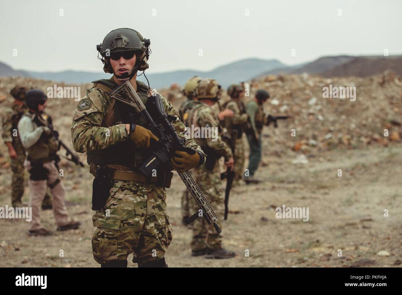 Ein Polizist mit dem Carson City spezielle Waffen und Taktiken (SWAT) Team wartet ein Manöver und löschübung an einem Training in Hawthorne, Nev, Aug 2, 2018 zu starten. Zweck dieser Schulung war für Marine Corps Forces Special Operations Command Marines und Carson City SWAT Wissen und Taktiken auszutauschen, nicht nur die Marines Krieg kämpfen Letalität zu verbessern, aber auch für die SWAT-Team ihre Taktik für spezialisierte häusliche Vorfälle zu verbessern. Stockfoto