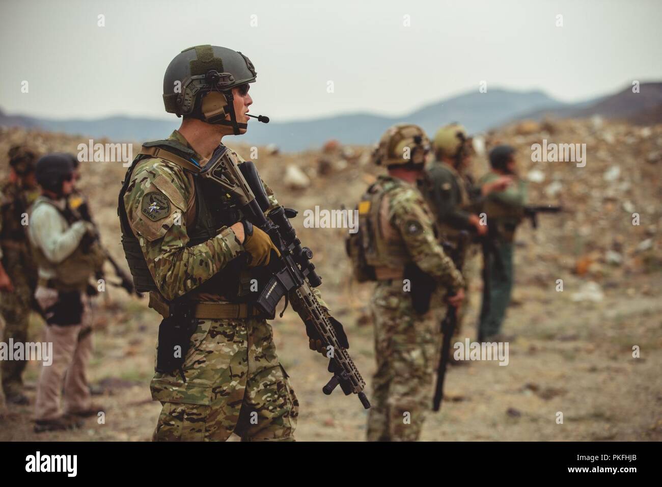 Ein Polizist mit dem Carson City spezielle Waffen und Taktiken (SWAT) Team wartet ein Manöver und löschübung an einem Training in Hawthorne, Nev, Aug 2, 2018 zu starten. Zweck dieser Schulung war für Marine Corps Forces Special Operations Command Marines und Carson City SWAT Wissen und Taktiken auszutauschen, nicht nur die Marines Krieg kämpfen Letalität zu verbessern, aber auch für die SWAT-Team ihre Taktik für spezialisierte häusliche Vorfälle zu verbessern. Stockfoto