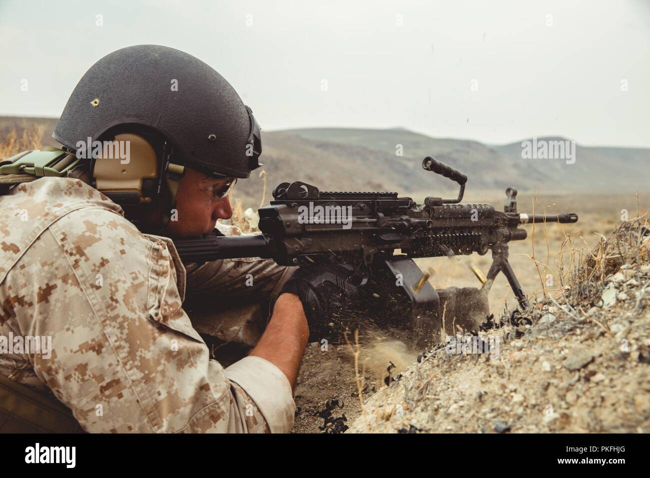 Ein Polizist mit dem Carson City spezielle Waffen und Taktiken (SWAT) Team feuert eine Marine Corps M249 SAW auf Ziele im Bereich Schulungen in Hawthorne, Nev, Aug 2, 2018. Zweck dieser Schulung war für Marine Corps Forces Special Operations Command Marines und Carson City SWAT Wissen und Taktiken auszutauschen, nicht nur die Marines Krieg kämpfen Letalität zu verbessern, aber auch für die SWAT-Team ihre Taktik für spezialisierte häusliche Vorfälle zu verbessern. Stockfoto