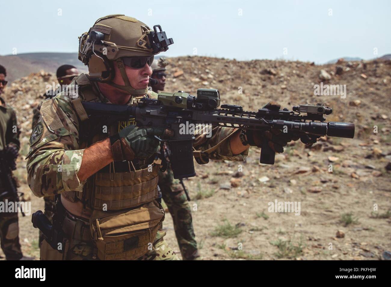 Ein Polizist mit dem Carson City spezielle Waffen und Taktiken (SWAT) Team feuert seine Waffe während des Marine Corps Pistole Qualifikation an einem Training in Hawthorne, Nev, Aug 2, 2018. Das Ziel dieses Trainings war für Marine Corps Forces Special Operations Command Marines und Carson City SWAT Wissen und Taktiken auszutauschen, nicht nur die Marines Krieg kämpfen Letalität zu verbessern, aber auch für die SWAT-Team ihre Taktik für spezialisierte häusliche Vorfälle zu verbessern. Stockfoto