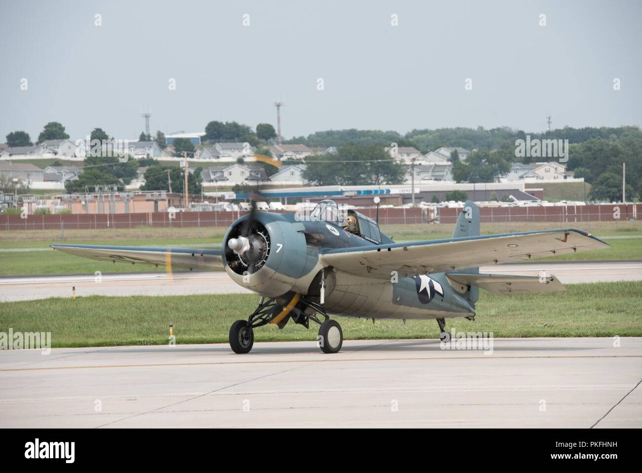 Greg Shelton bereitet eine FM-2 Wildcat Flugzeuge während der 2018 Verteidiger der Freiheit Air & Space Show 12.08.11, an der Offutt Air Force Base in Nebraska zu fliegen. Die Airshow gemischte Unterhaltung mit Bildung, indem er die Extreme der, was sowohl militärische als auch zivile Flugzeuge in der Lage sind. Stockfoto