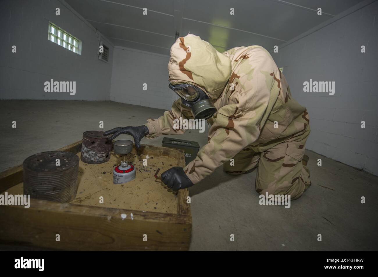 Marines von Firma E, 4. Aufklärung Battaltion, 4 Marine Division jährliche Gaskammer Ausbildung, in der sie auf die Auswirkungen der o ausgesetzt sind - chlorobenzylidene malononitrile oder mehr allgemein bekannt als CS-Gas am Fort McCoy, Wisconsin am 8. August 2018. Jeder Marine überprüft den ordnungsgemäßen Verschleiß und die Funktionalität Ihrer M 50 Joint Service Allgemeine Maske (JSGPM), bevor Sie die Durchführung der vorgeschriebenen jährlichen Gaskammer Training. Stockfoto