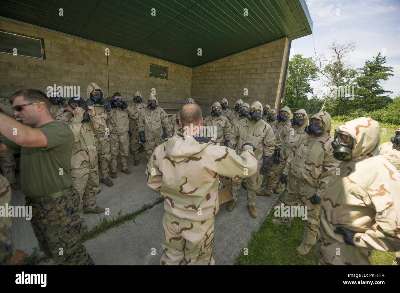 Marines von Firma E, 4. Aufklärung Battaltion, 4 Marine Division jährliche Gaskammer Ausbildung, in der sie auf die Auswirkungen der o ausgesetzt sind - chlorobenzylidene malononitrile oder mehr allgemein bekannt als CS-Gas am Fort McCoy, Wisconsin am 8. August 2018. Jeder Marine überprüft den ordnungsgemäßen Verschleiß und die Funktionalität Ihrer M 50 Joint Service Allgemeine Maske (JSGPM), bevor Sie die Durchführung der vorgeschriebenen jährlichen Gaskammer Training. Stockfoto