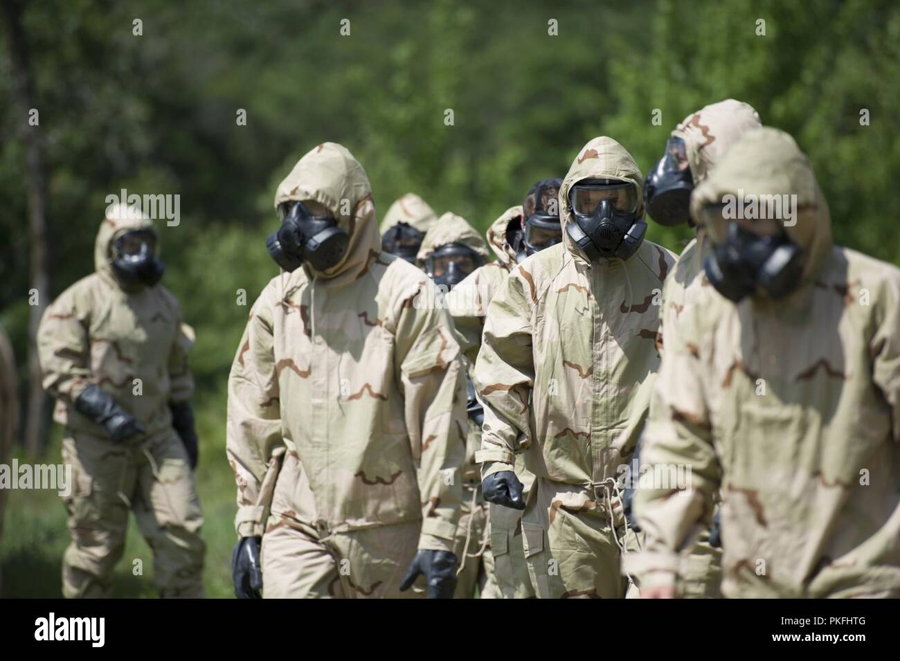 Marines von Firma E, 4. Aufklärung Battaltion, 4 Marine Division jährliche Gaskammer Ausbildung, in der sie auf die Auswirkungen der o ausgesetzt sind - chlorobenzylidene malononitrile oder mehr allgemein bekannt als CS-Gas am Fort McCoy, Wisconsin am 8. August 2018. Jeder Marine überprüft den ordnungsgemäßen Verschleiß und die Funktionalität Ihrer M 50 Joint Service Allgemeine Maske (JSGPM), bevor Sie die Durchführung der vorgeschriebenen jährlichen Gaskammer Training. Stockfoto