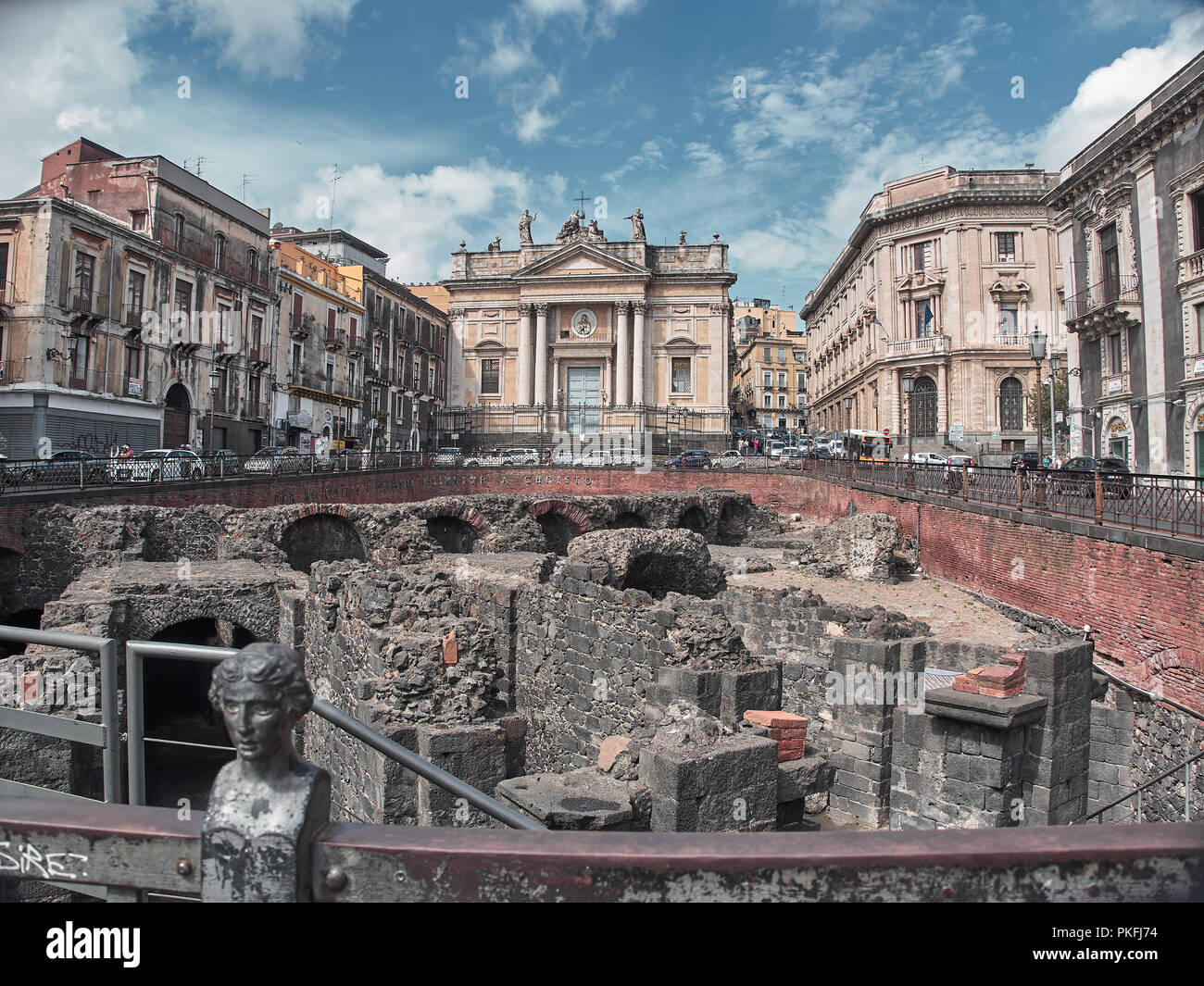 Screenshot des Römischen Anphitheater in Piazza Stesicoro in Catania in einem Sommertag. Catania, Sizilien Stockfoto